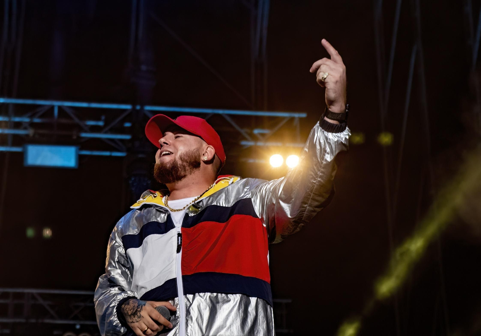 Maka durante su actuación en Almería.