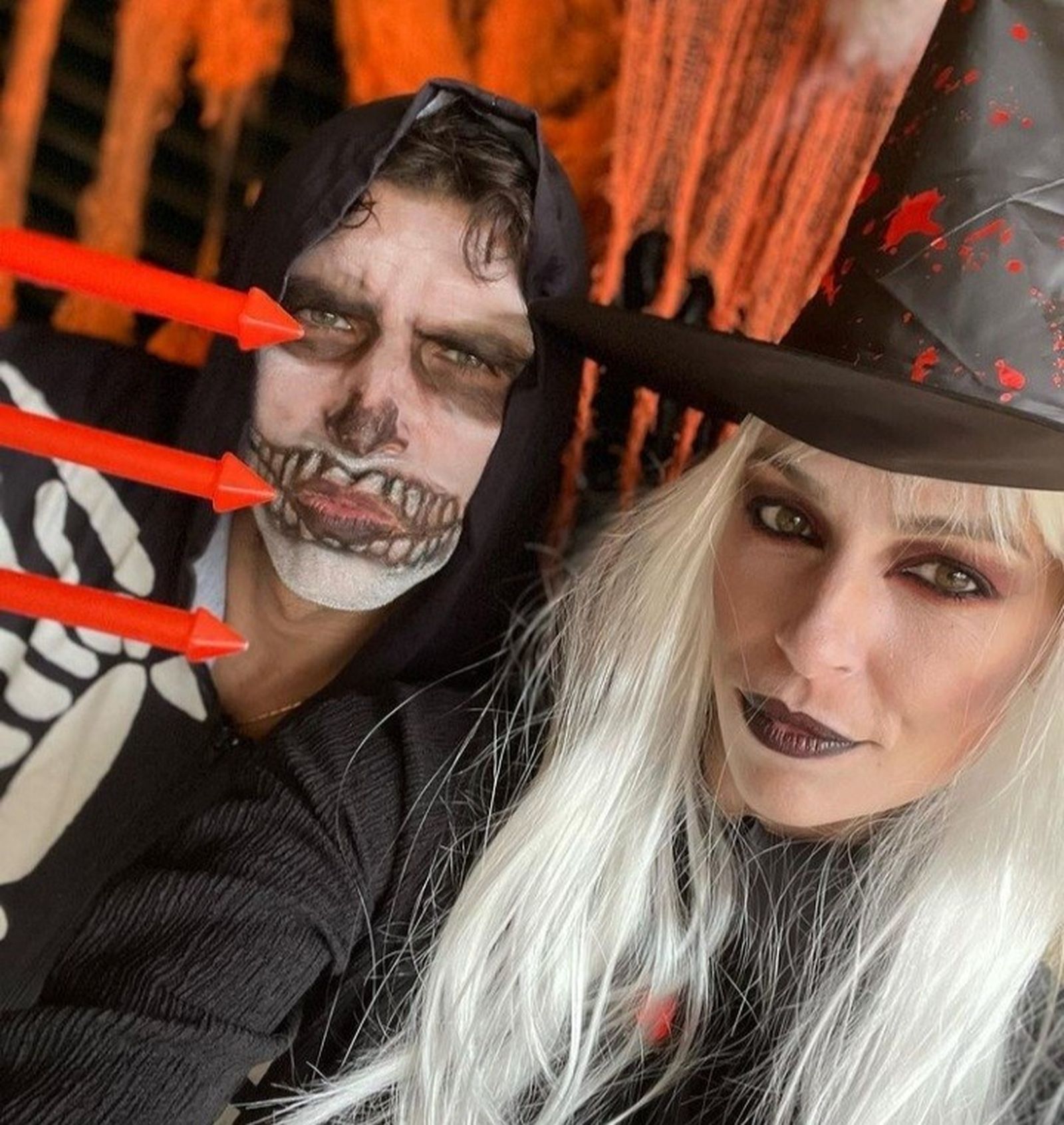 La brujilla de Eva González con la Muerte, su marido Cayetano Rivera. Qué guapos pese a todo