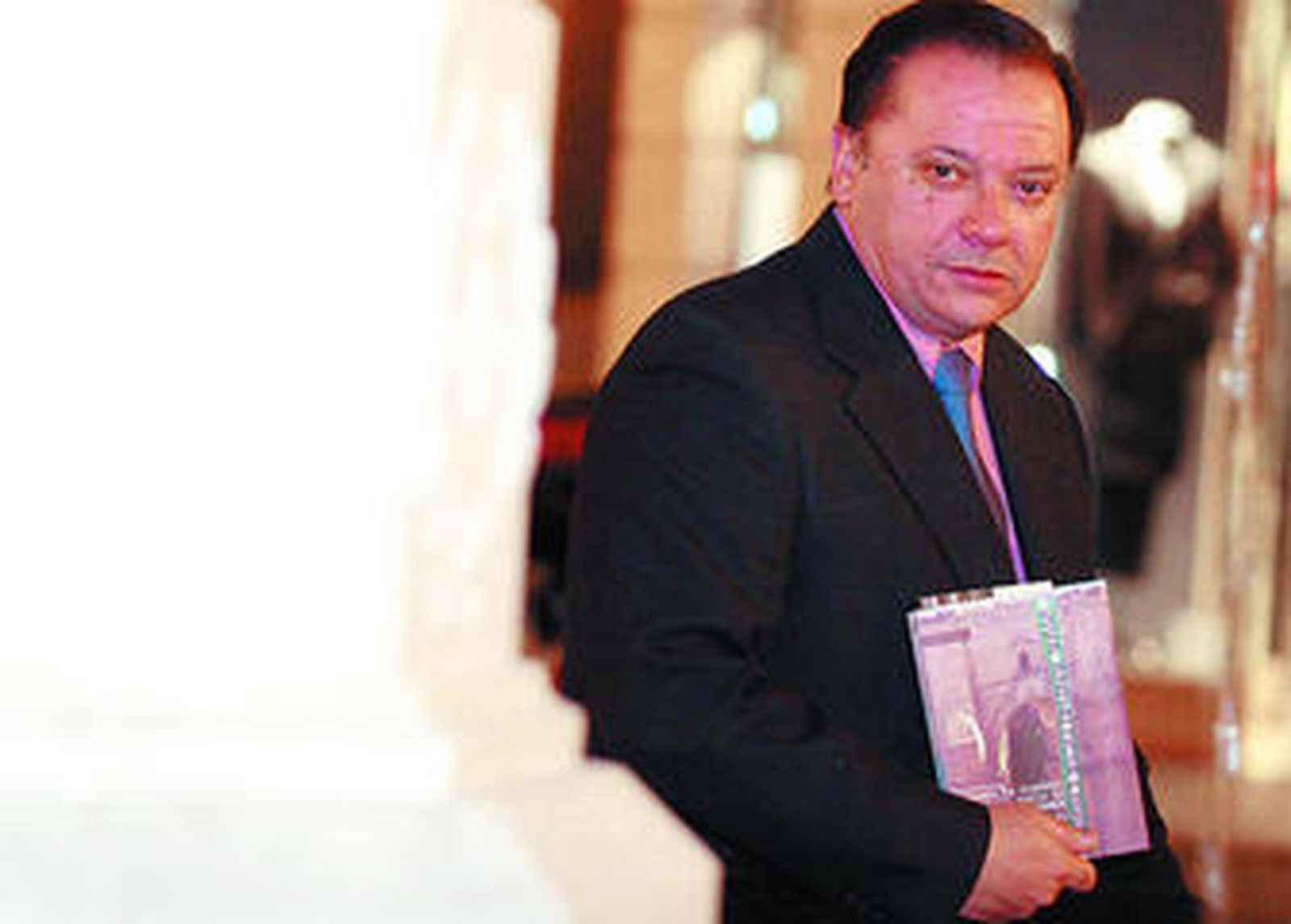 Manuel Ruiz Romero, con su nueva obra, en la Plaza de la Magdalena de Sevilla.