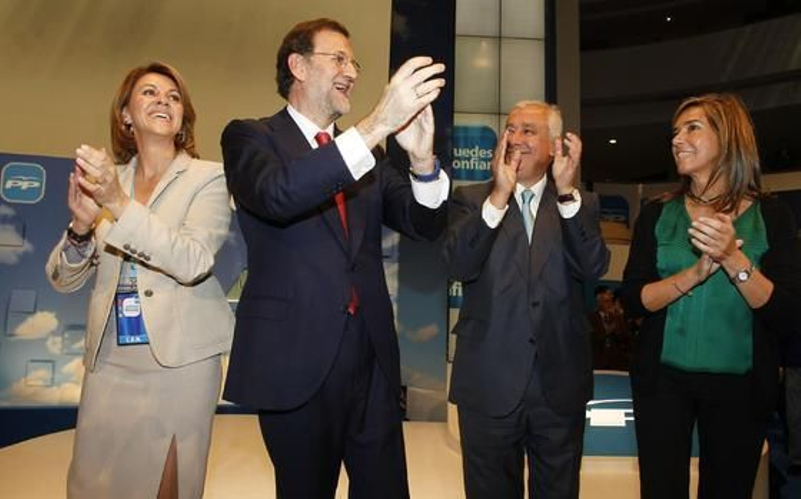 (Derecha-izquierda)Ana Mato,vicesecretaria de Organización del PP; Javier Arenas, presidente del PP en Andalucía; Mariano Rajoy,actual número uno del partido; y María Dolores de Cospedal, secretaria general del PP; saludan a los asistentes de la Convención del PP celebrada en Sevilla.

Foto: Antonio Pizarro