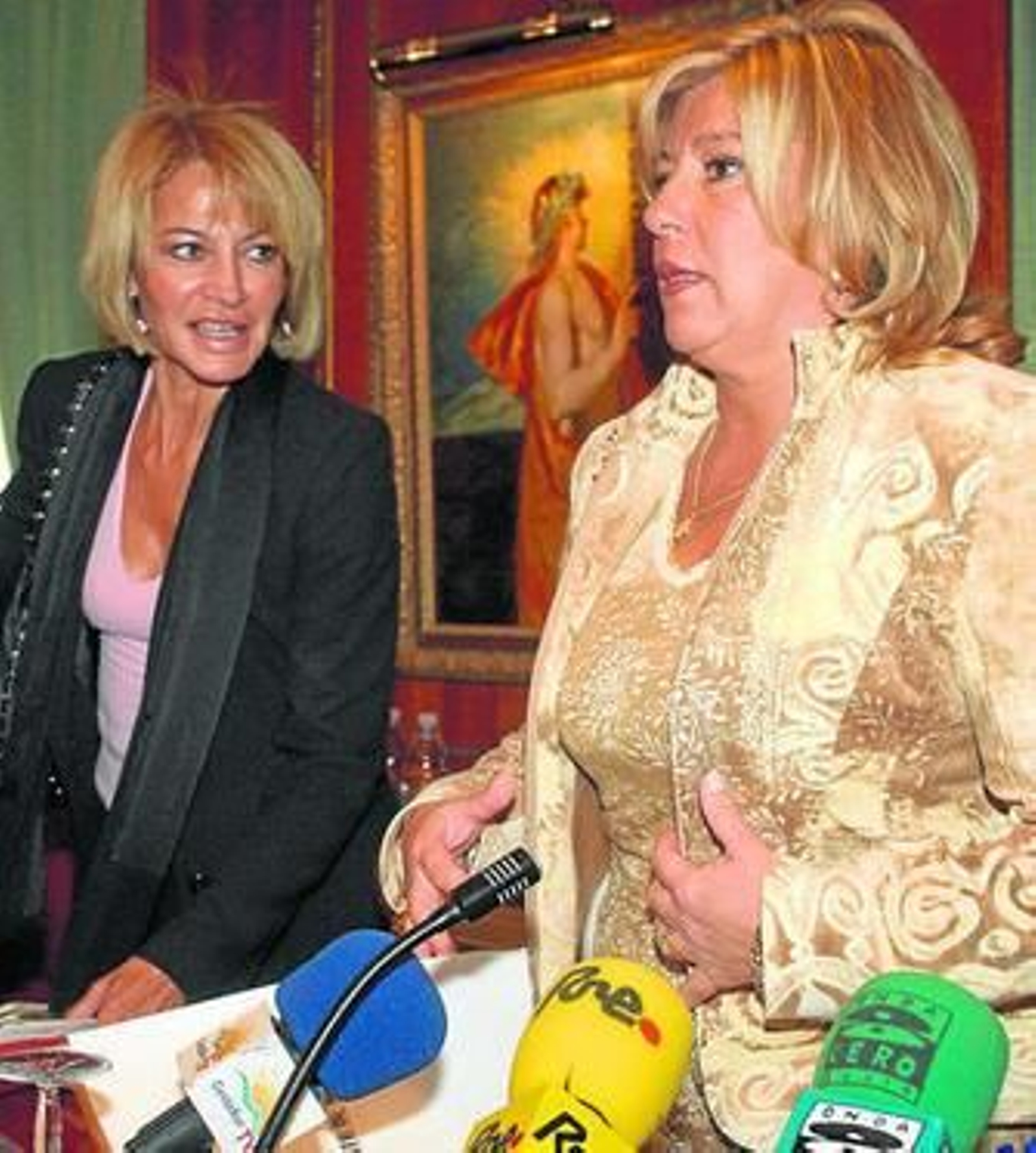 Isabel García Marcos y Marisol Yagüe, en una imagen del año 2003.