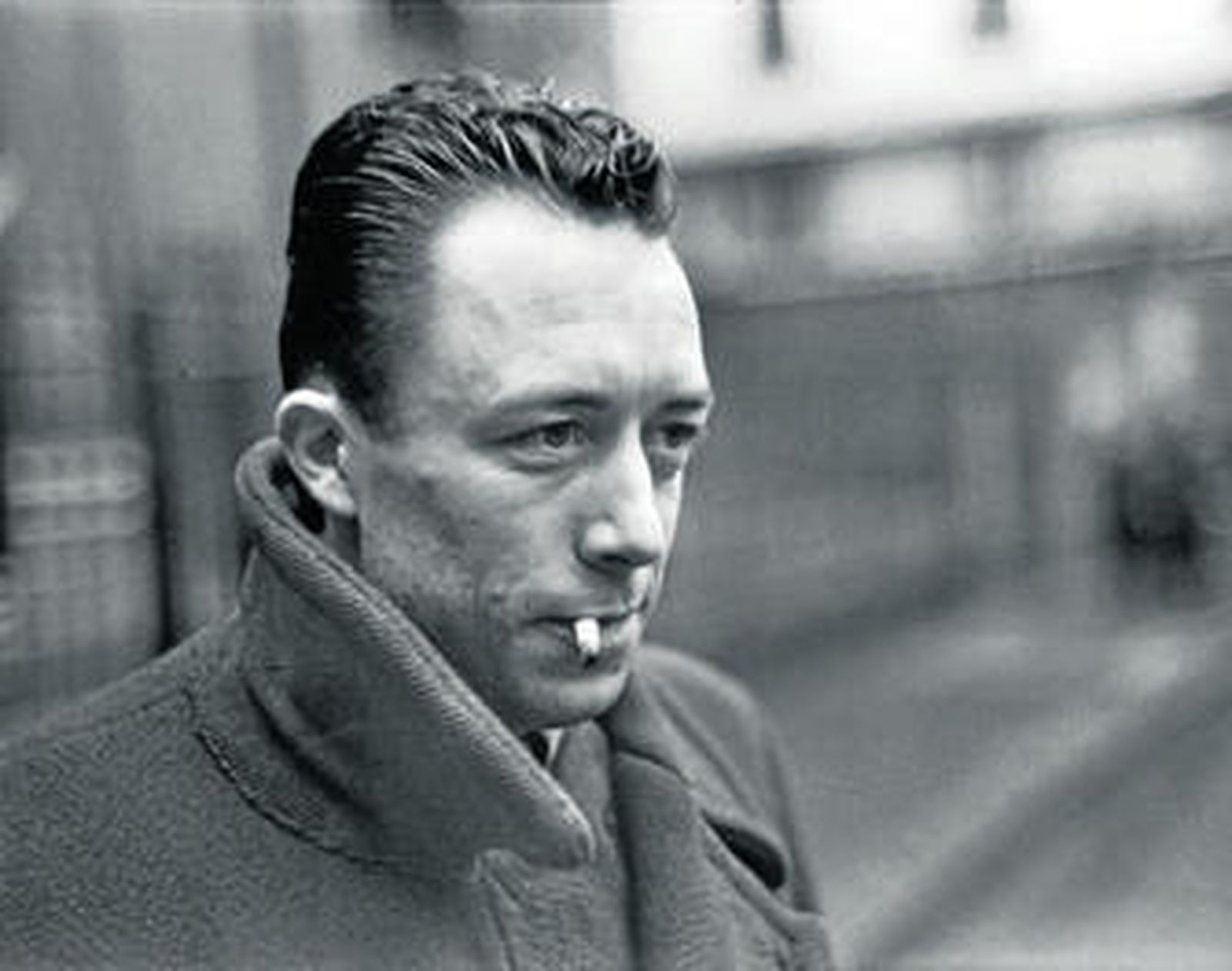 1. El escritor y premio Nobel Albert Camus (1913-1960), cuyo centenario se celebrará el próximo mes de noviembre.  2 y 3. Dos de los dibujos de José Muñoz para la edición ilustrada de 'El extranjero', publicada por Alianza Editorial.