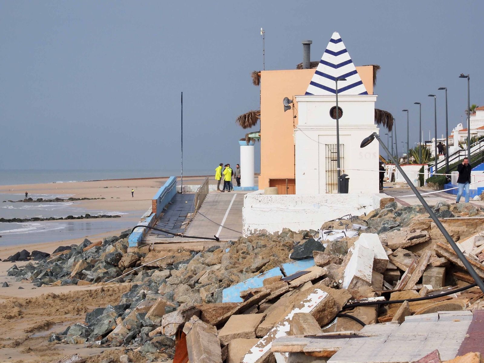 Las fotos de los destrozos del temporal en el paseo marítimo de Matalascañas