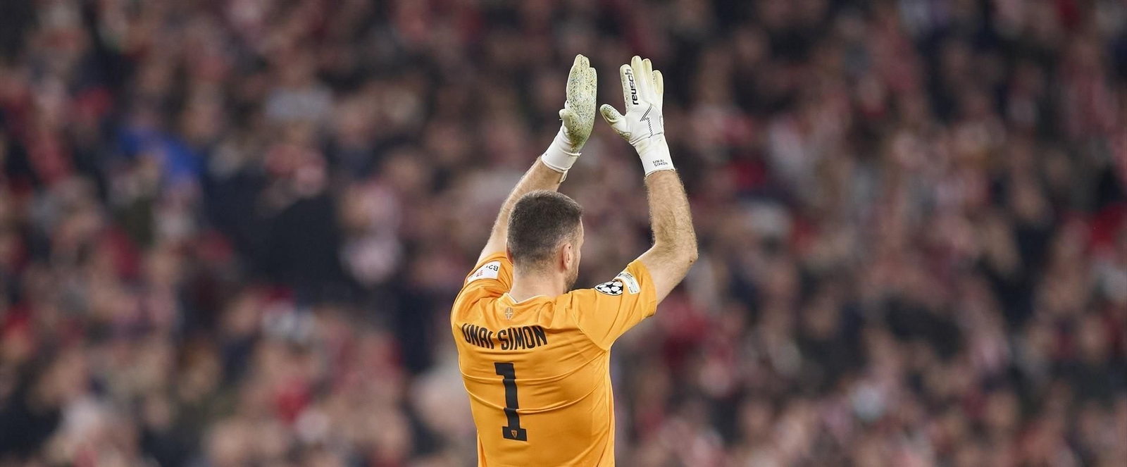 Unai Simon agradece el aplauso de San Mamés al finalizar el partido.