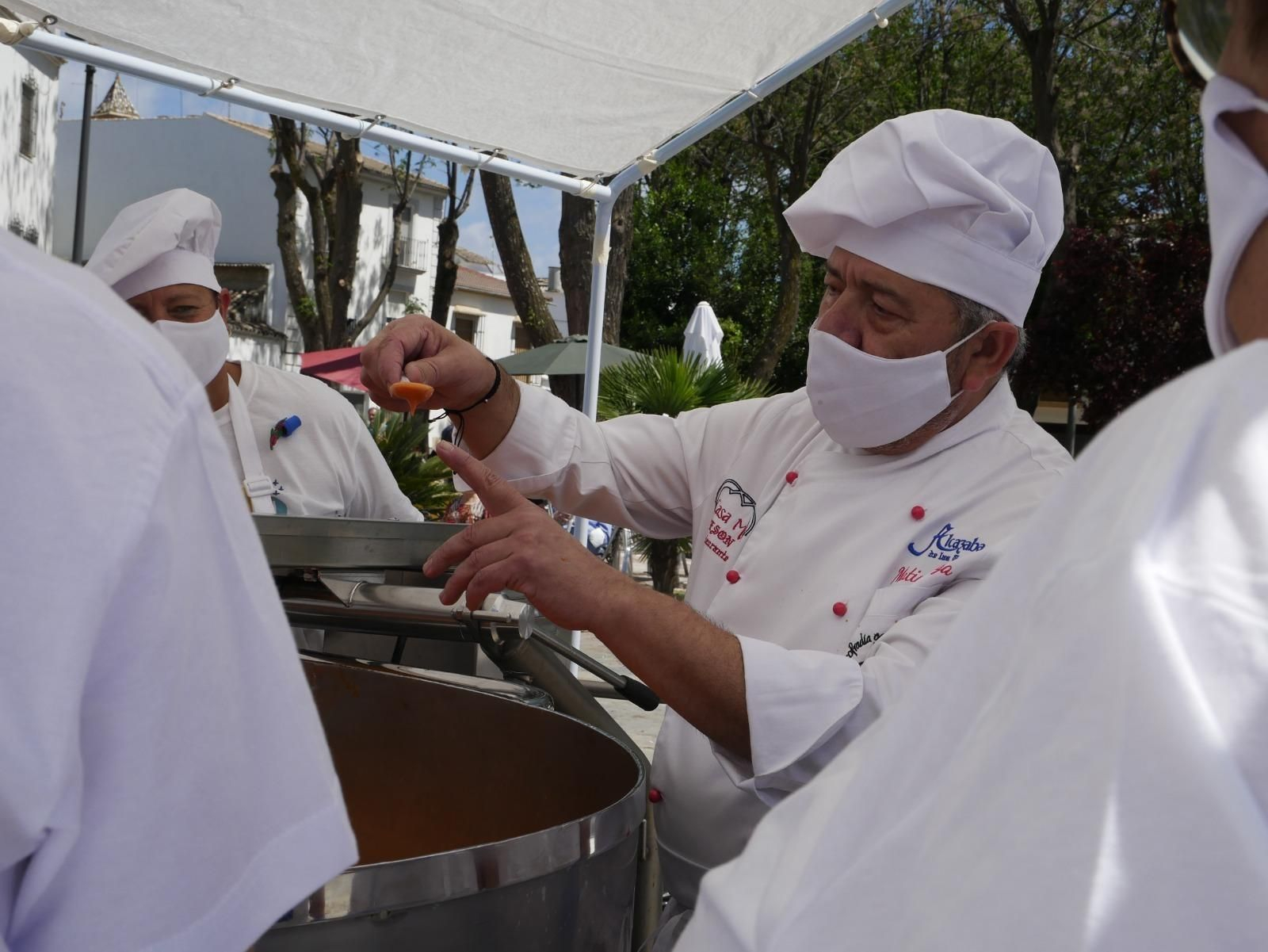 El salmorejo de récord de Cañete de las Torres, en imágenes