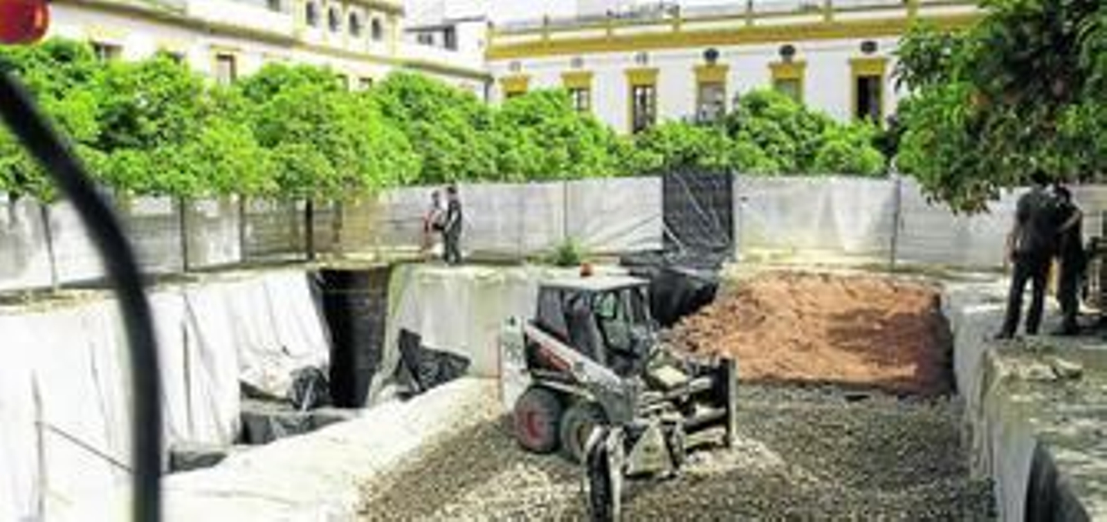El firme del Patio de Banderas será recuperado para la Semana Santa antes de las nuevas excavaciones.