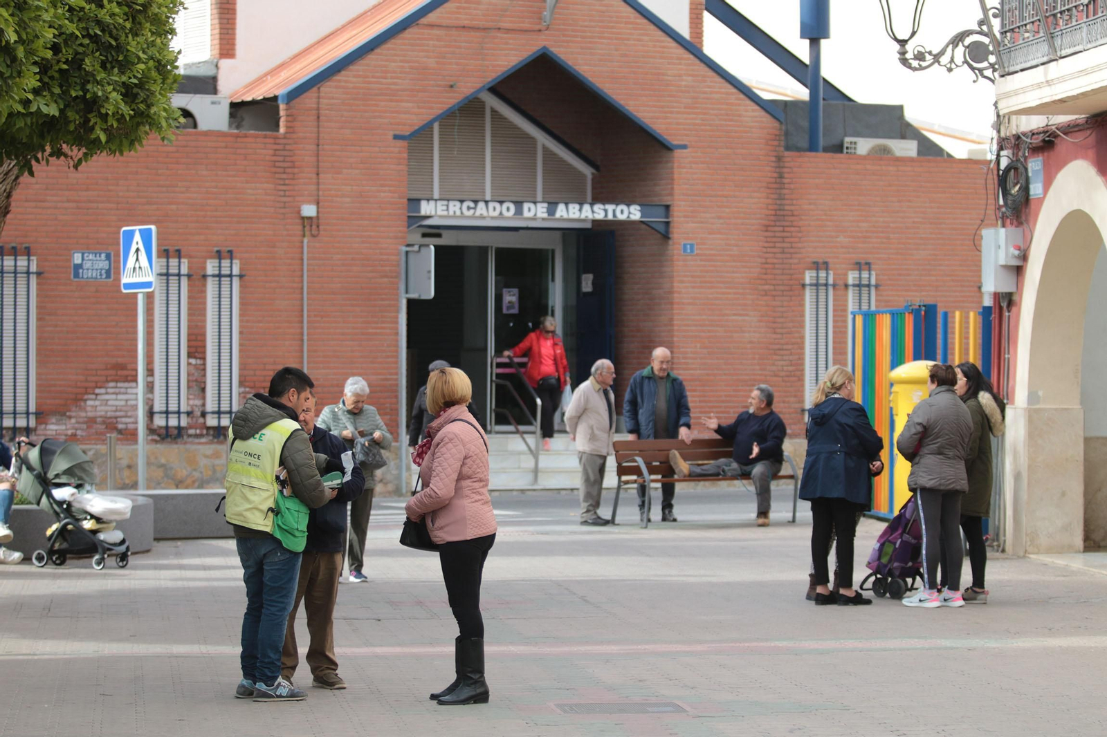 Gente andando y hablando junto a la localidad de Viator en la provincia de Almería.