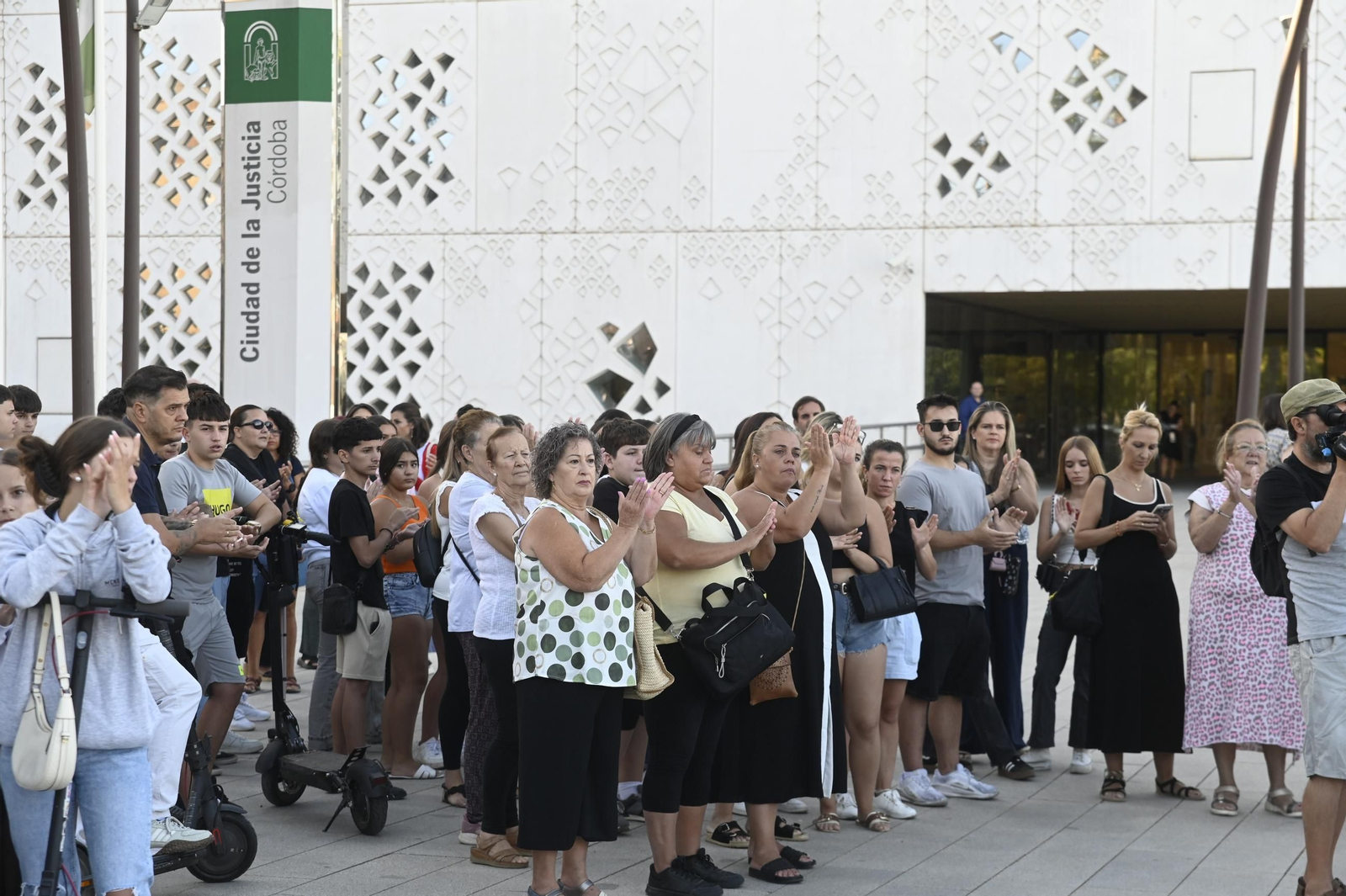 La concentración en apoyo a la familia de Alex en la Ciudad de la Justicia, en imágenes