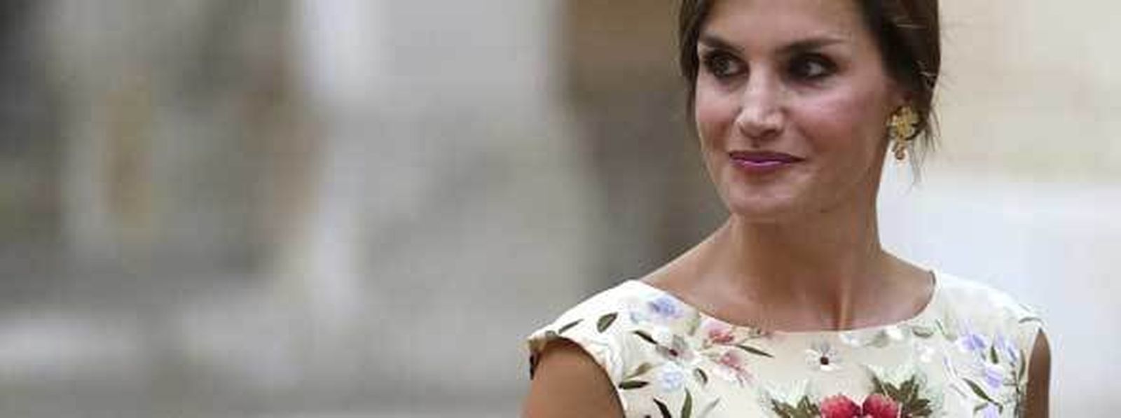 La reina Letizia con un vestido diseñado con un mantón de Manila, de Juan Duyos. / AGENCIAS