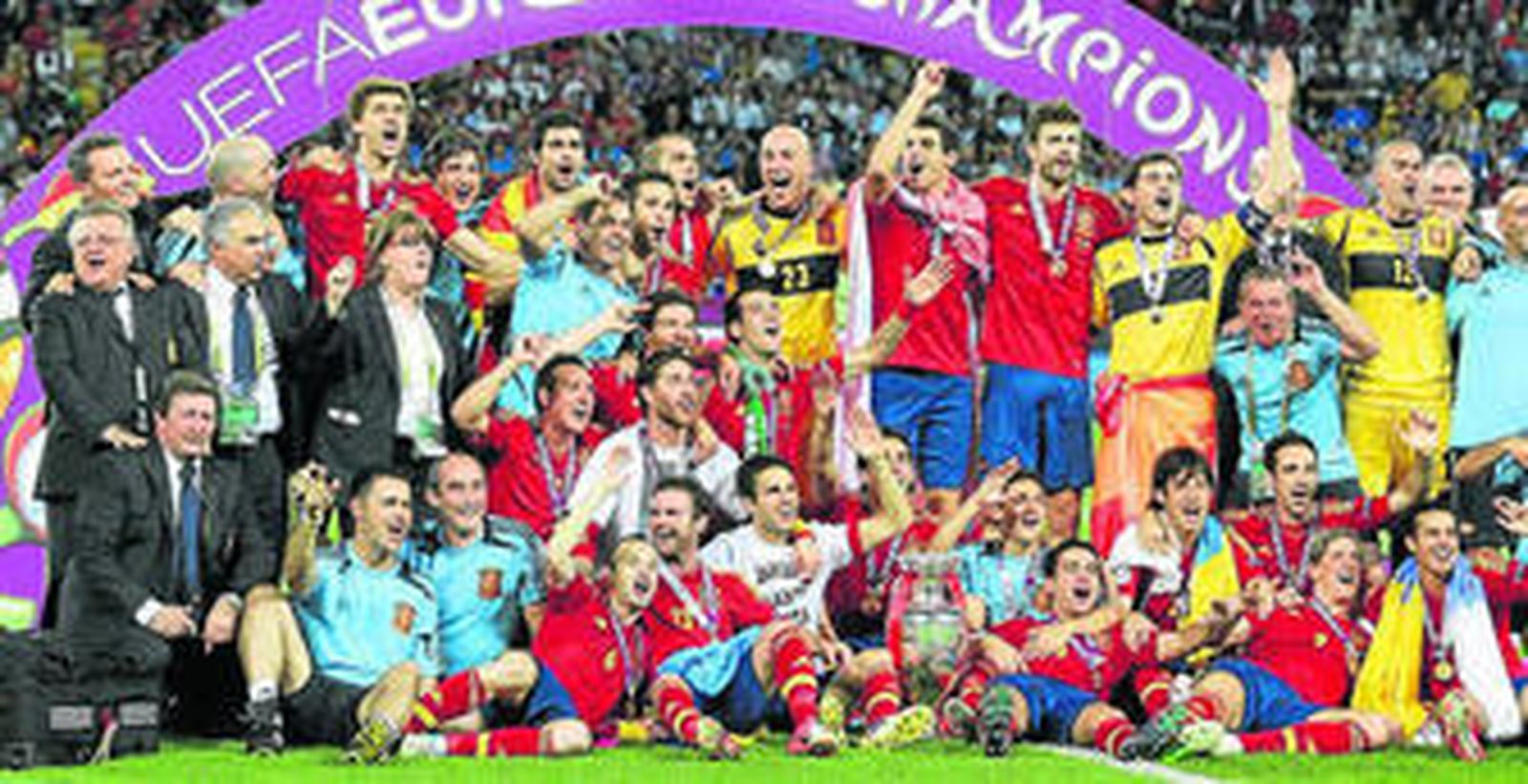 La selección española festeja el título de campeón de Europa en Kiev tras golear a Italia por 4-0,