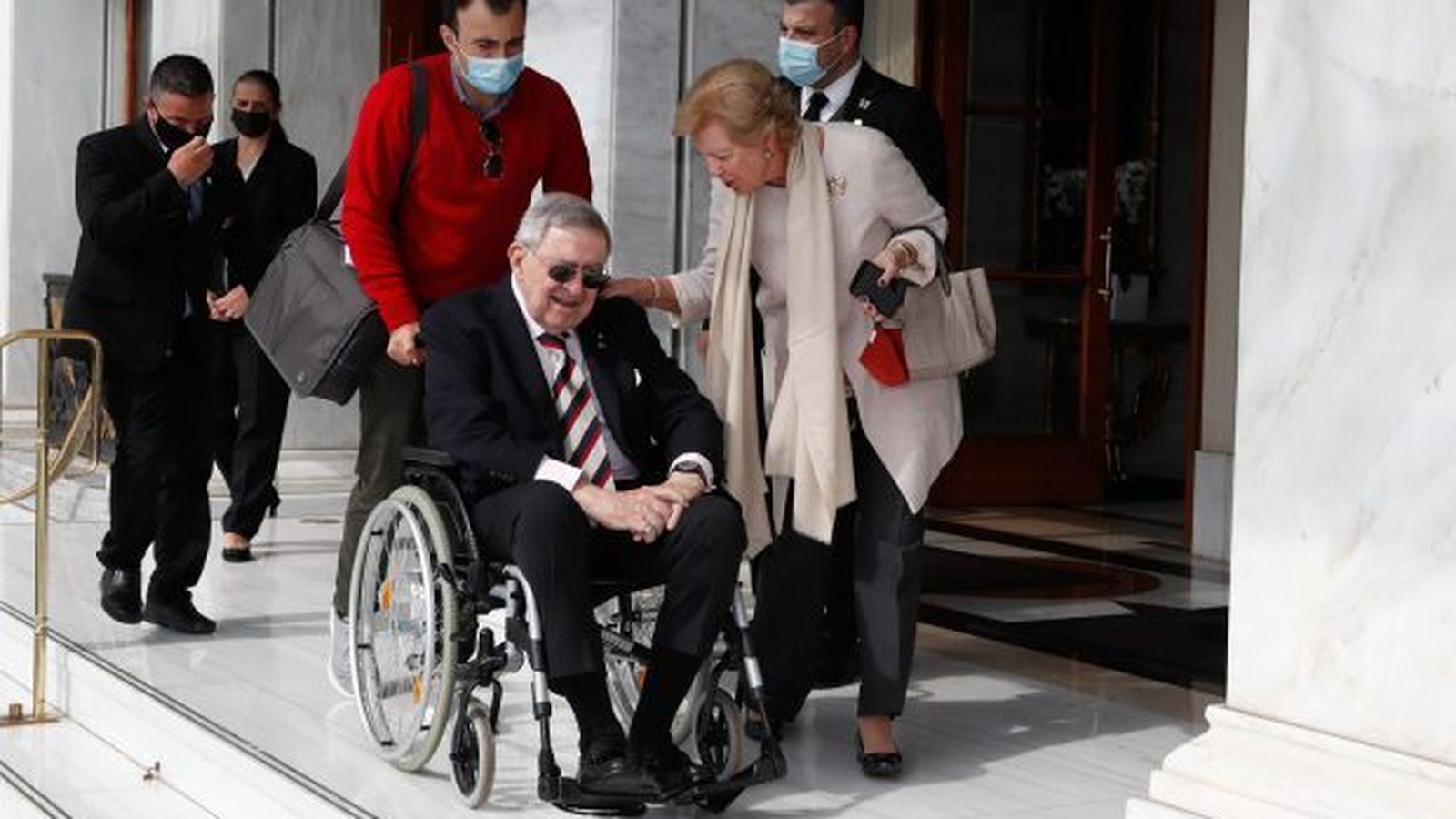 El ex rey Constantino, saliendo del hospital el pasado diciembre.