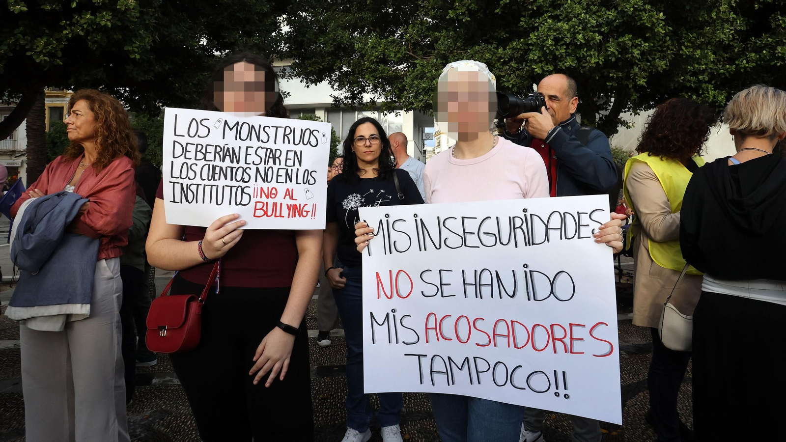 La joven Alejandra, joven que ha denunciado acoso escolar, muestra una pancarta en una reciente protesta.