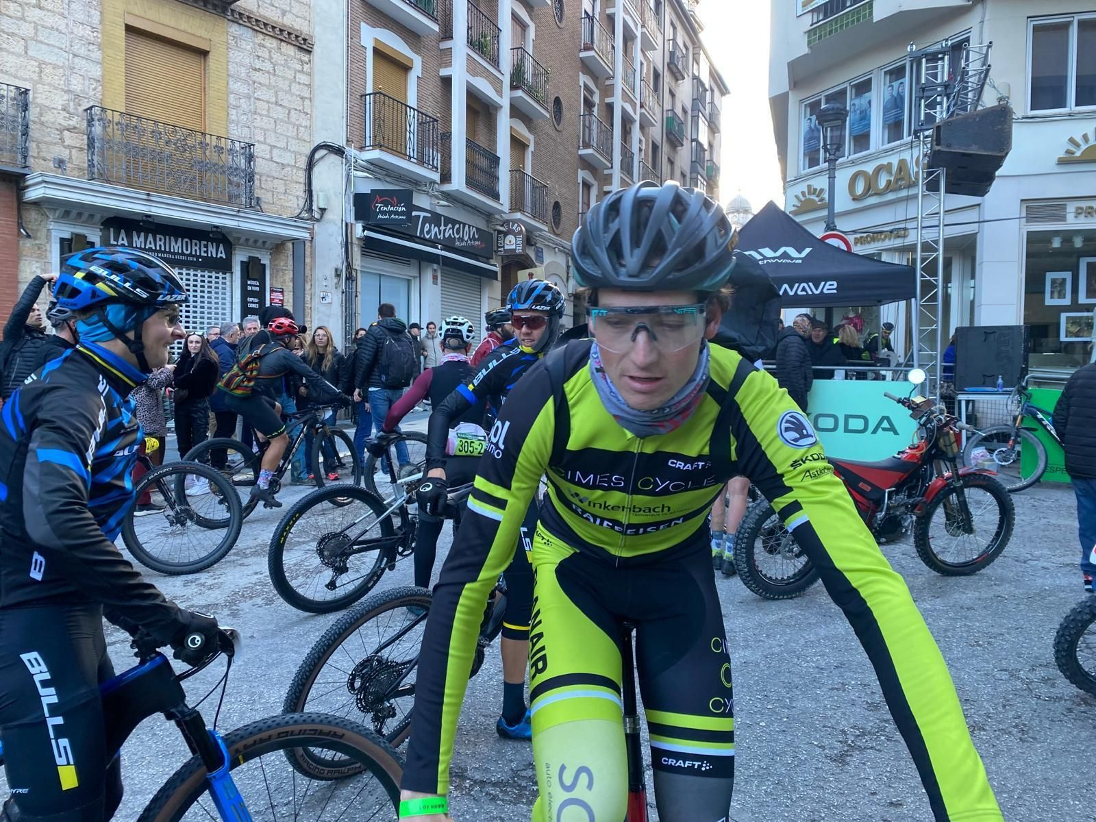 En imágenes: así ha salido a la Andalucía Bike Race desde la 'Carrera' de Jaén