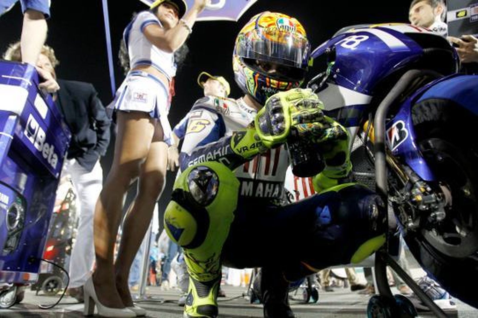 El piloto de Yamaha Valentino Rossi realiza sus característicos ejercicios de concentración antes de subirse a su moto  Foto: Agencias