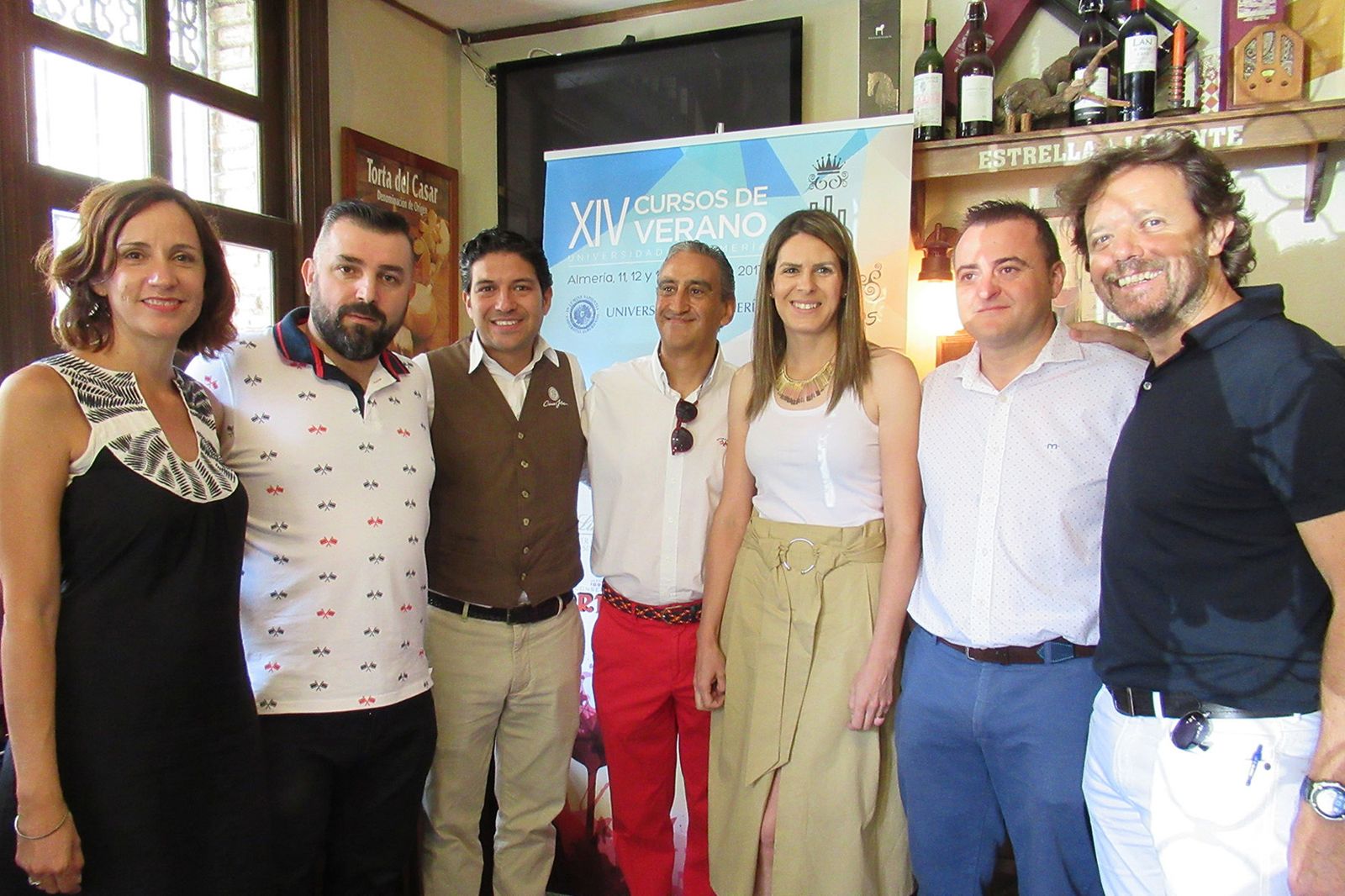 Profesionales del sector gastronómico y representantes de la UAL durante la inauguración.