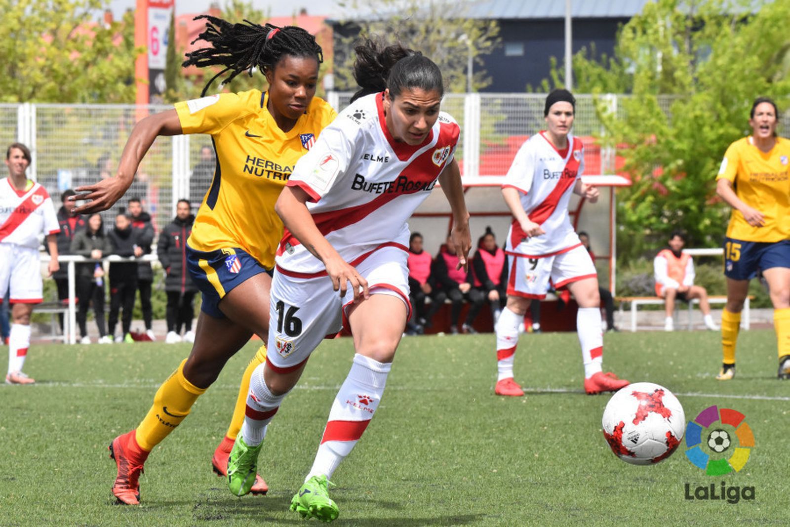 La jugadora del Atlético Ludmila persigue a la rayista Santiago.