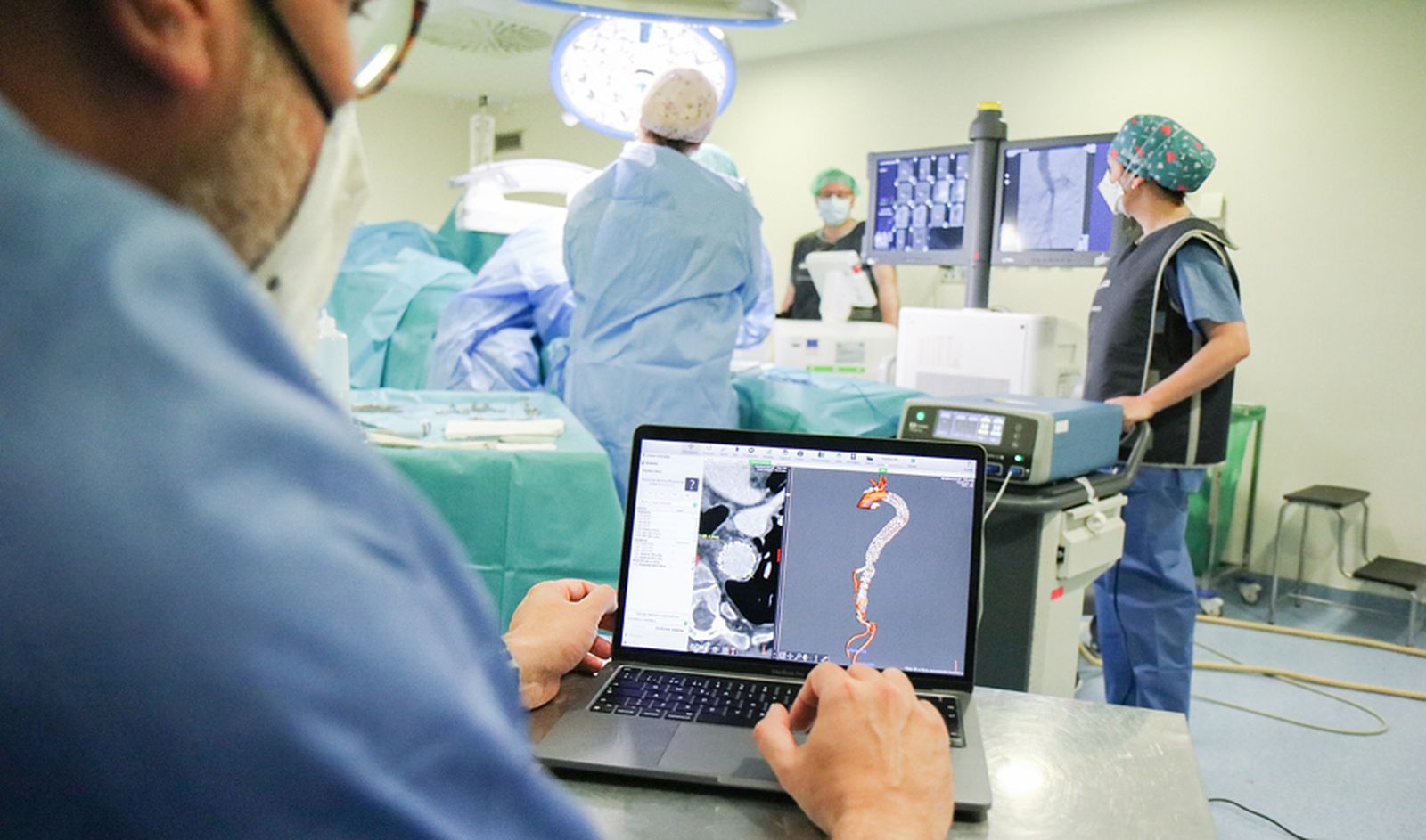 Profesionales realizan una angiología