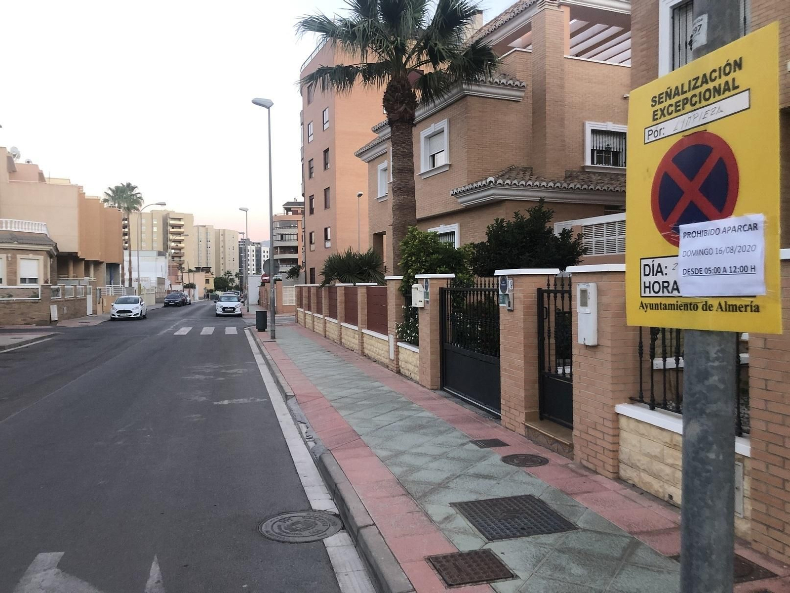 Señalización para evitar los aparcamientos en las calles a limpiar en Nueva Almería