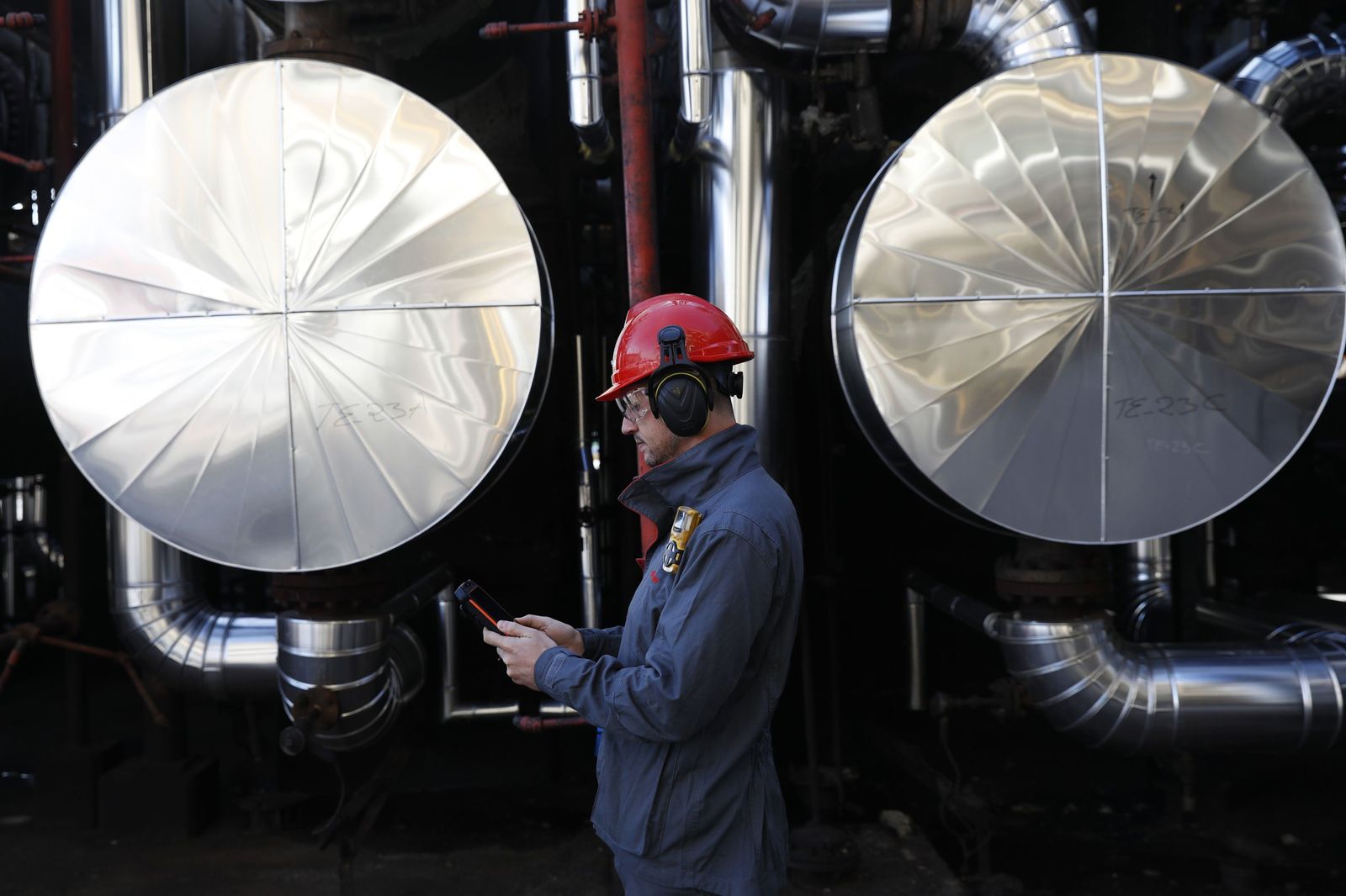 Un operario de Cepsa en San Roque.