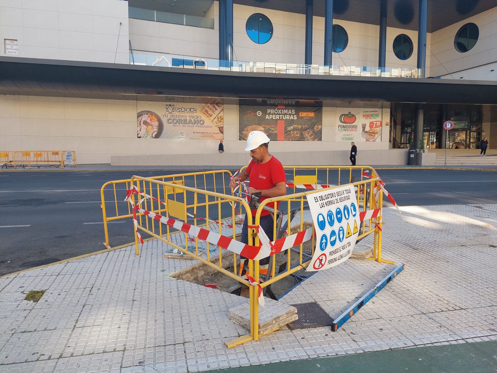 Tareas de instalación de las nuevas marquesinas en el entorno de León Herrero