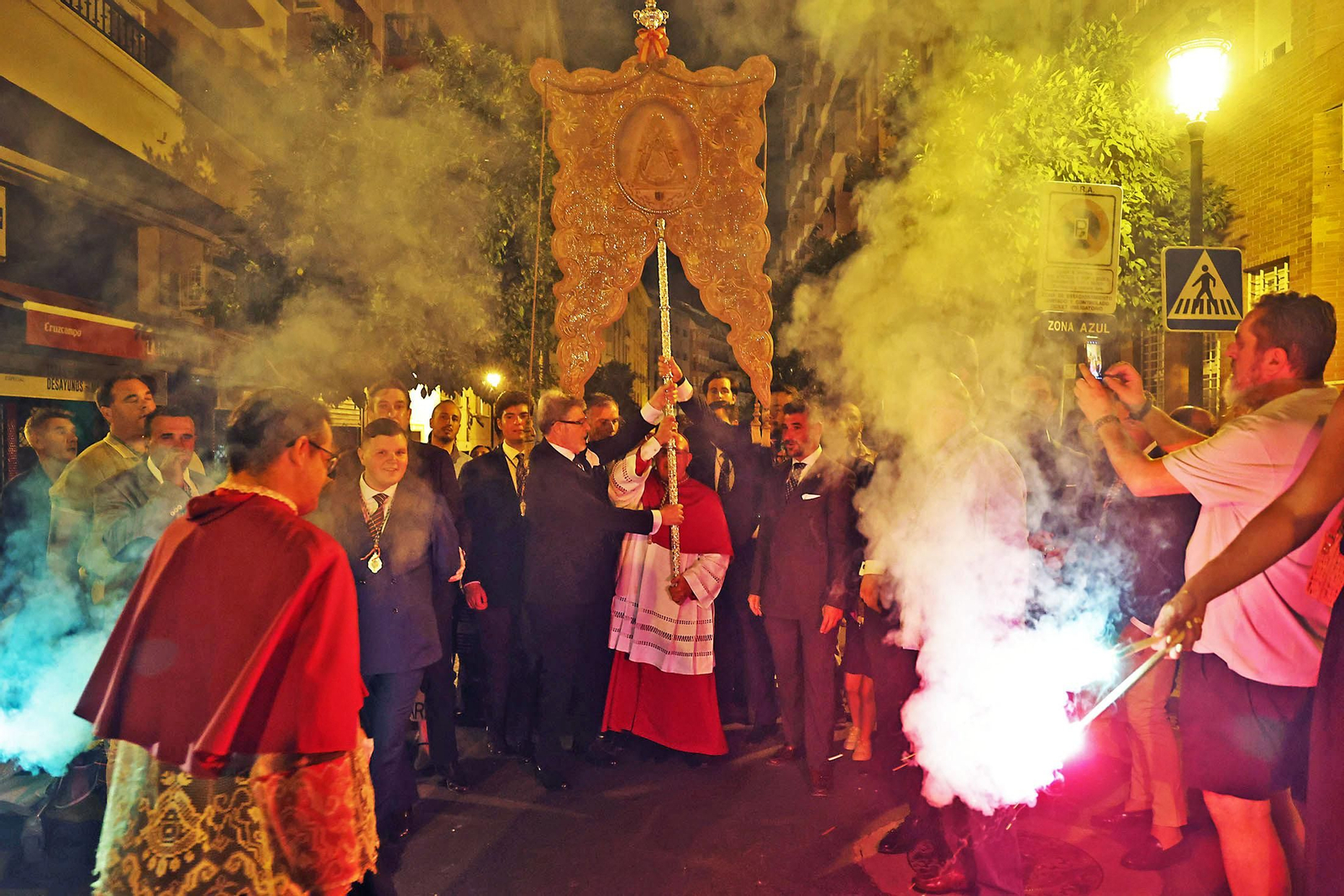 Imágenes del regreso de las hermandades a Emigrantes al finalizar el Rosario Jubilar rociero