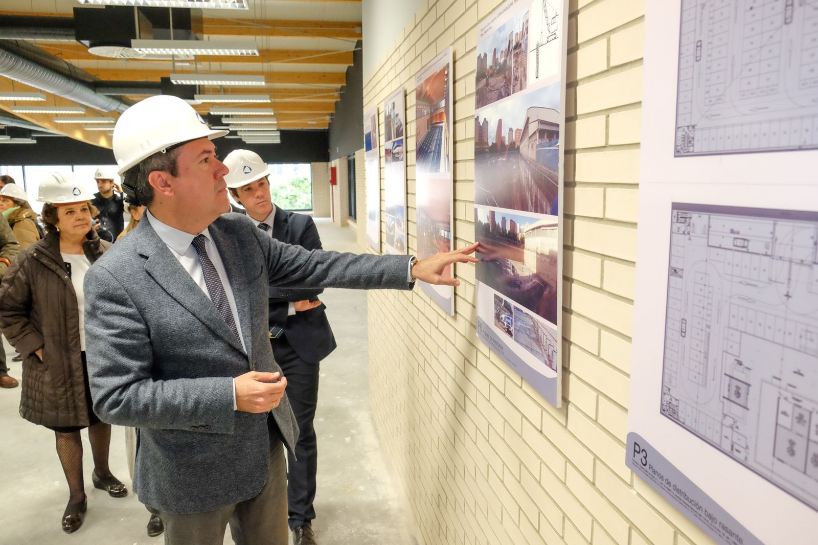 Espadas visita el remozado centro deportivo.