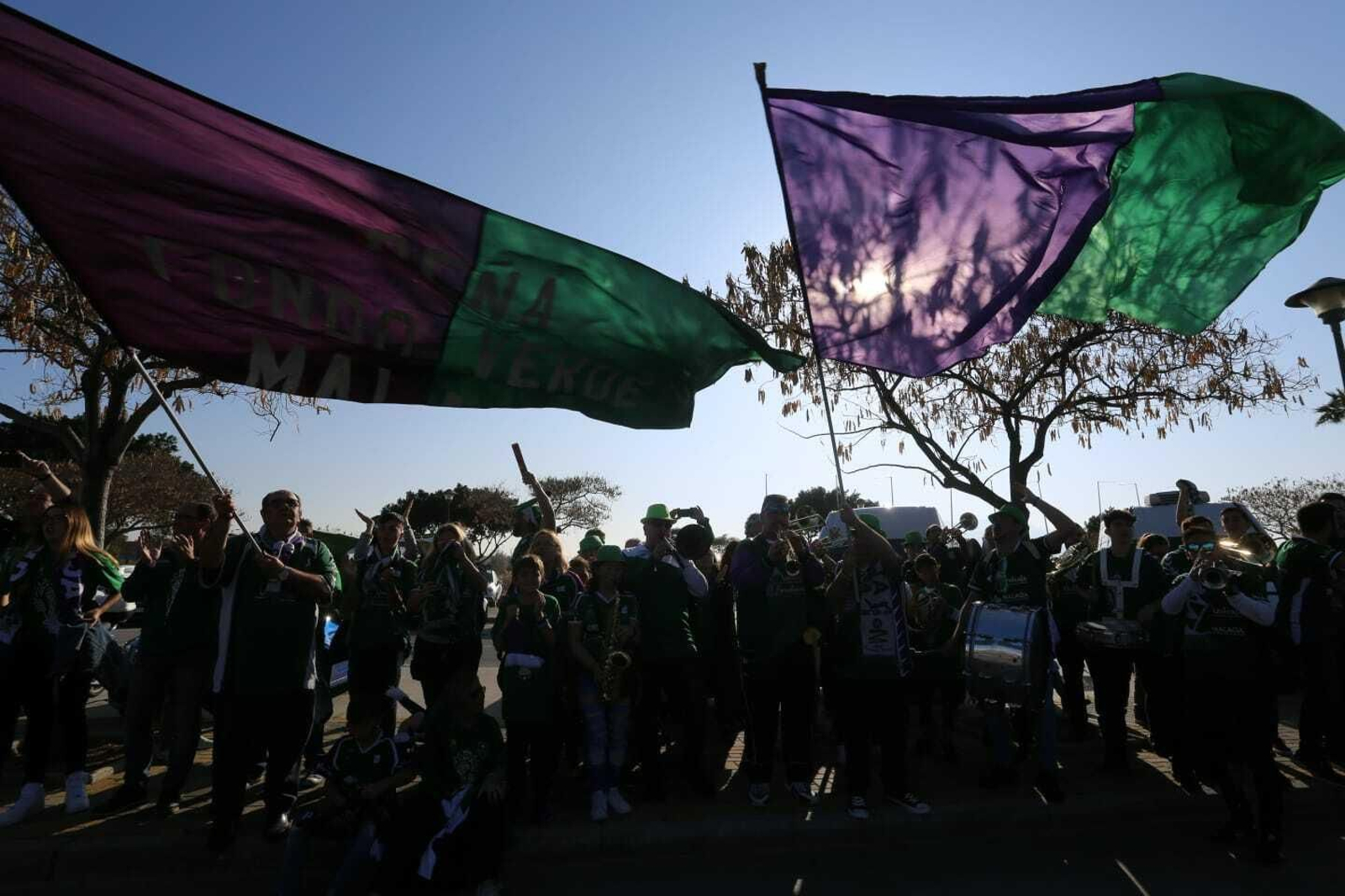 El recibimiento de la afición al Unicaja a su llegada al Martín Carpena para jugar la final de la Copa Del Rey