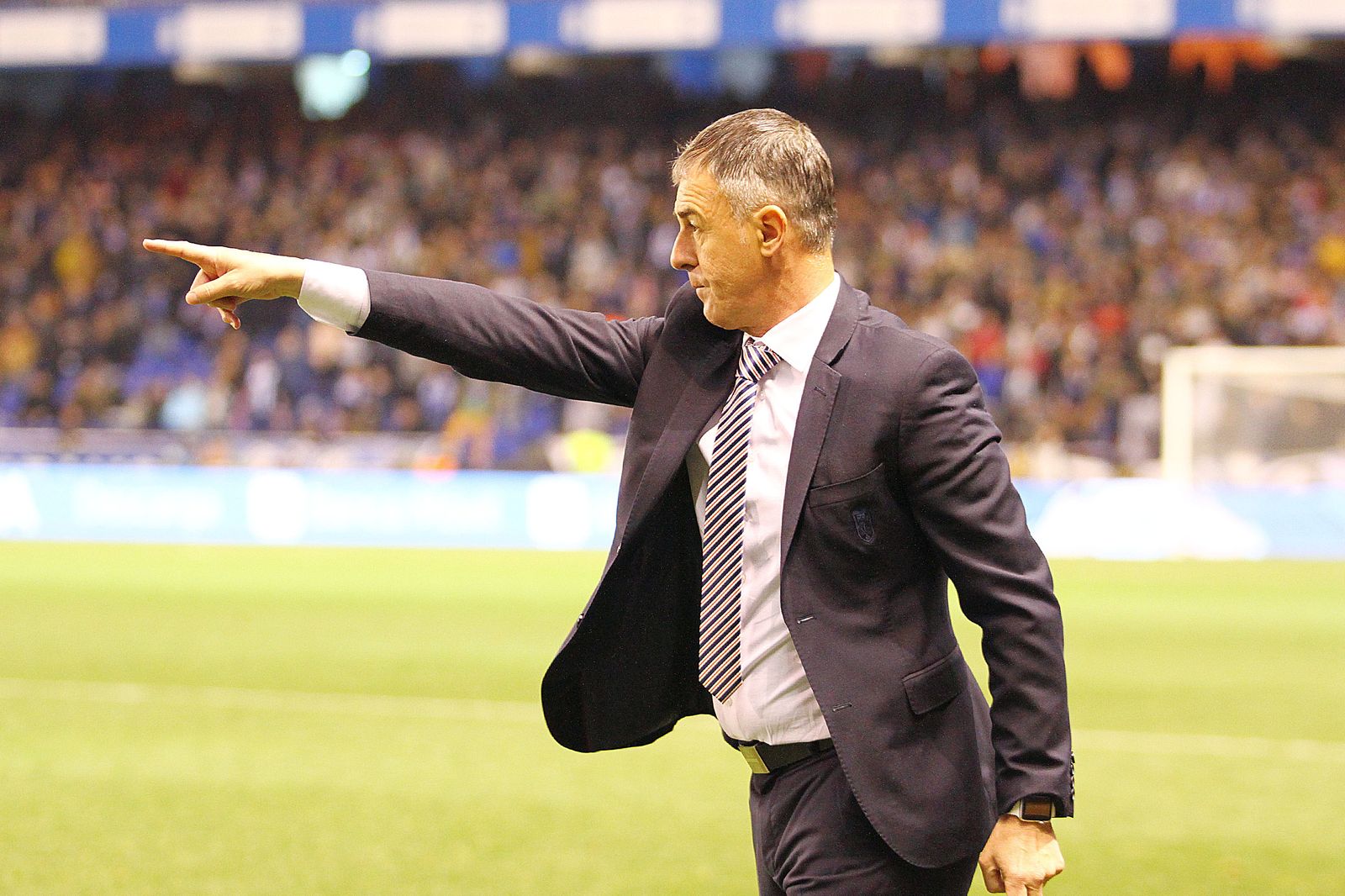 Lucas Alcaraz da órdenes desde la banda durante un partido.