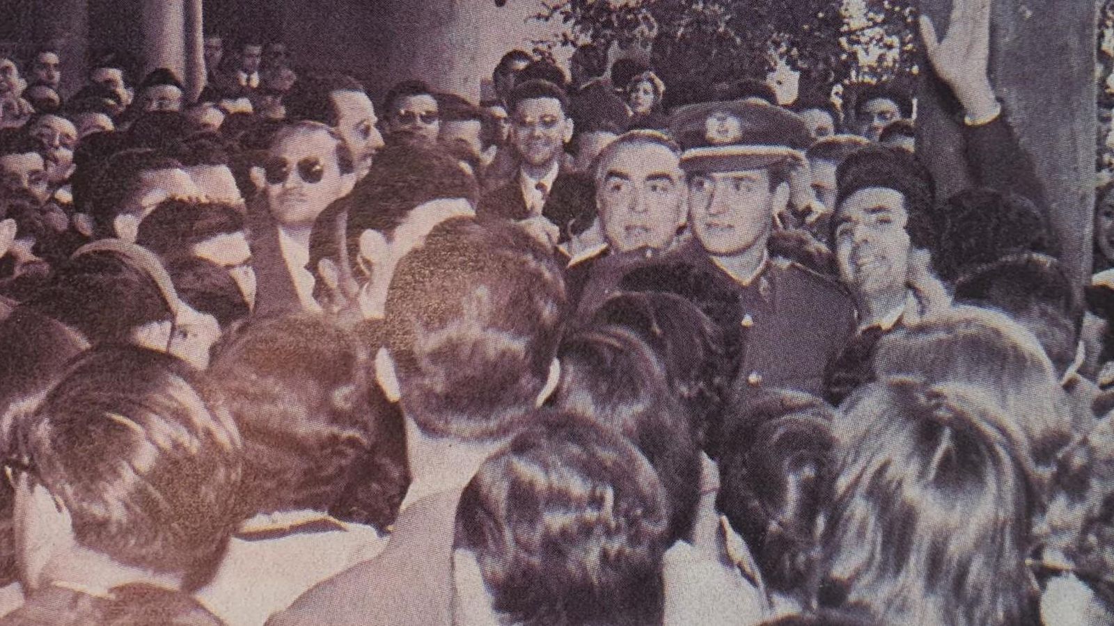 El príncipe Juan Carlos fue recibido por una multitud de personas, detrás de él, el alcalde Manuel Sola