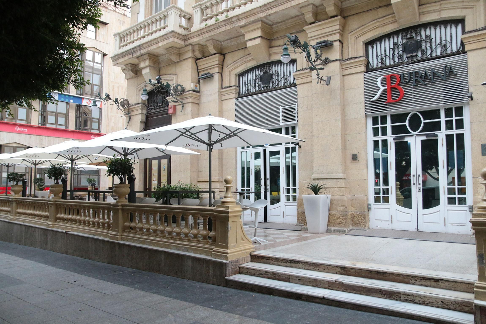 Así de espectaculares son los salones del Círculo Mercantil de Almería