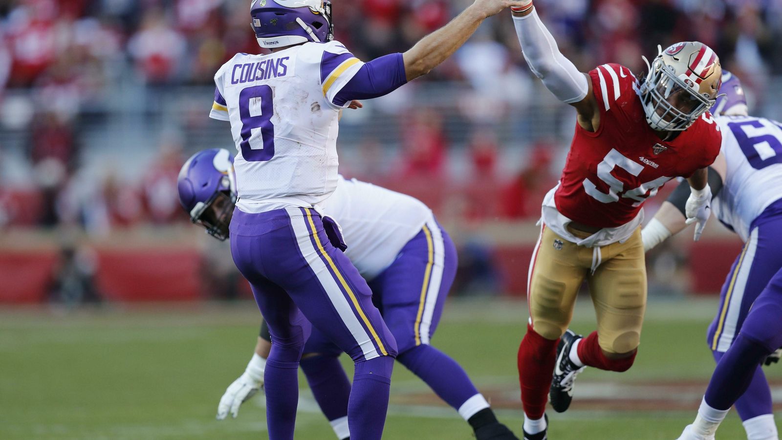 No se puede arremeter contra el quarterback después de que lance el ovoide