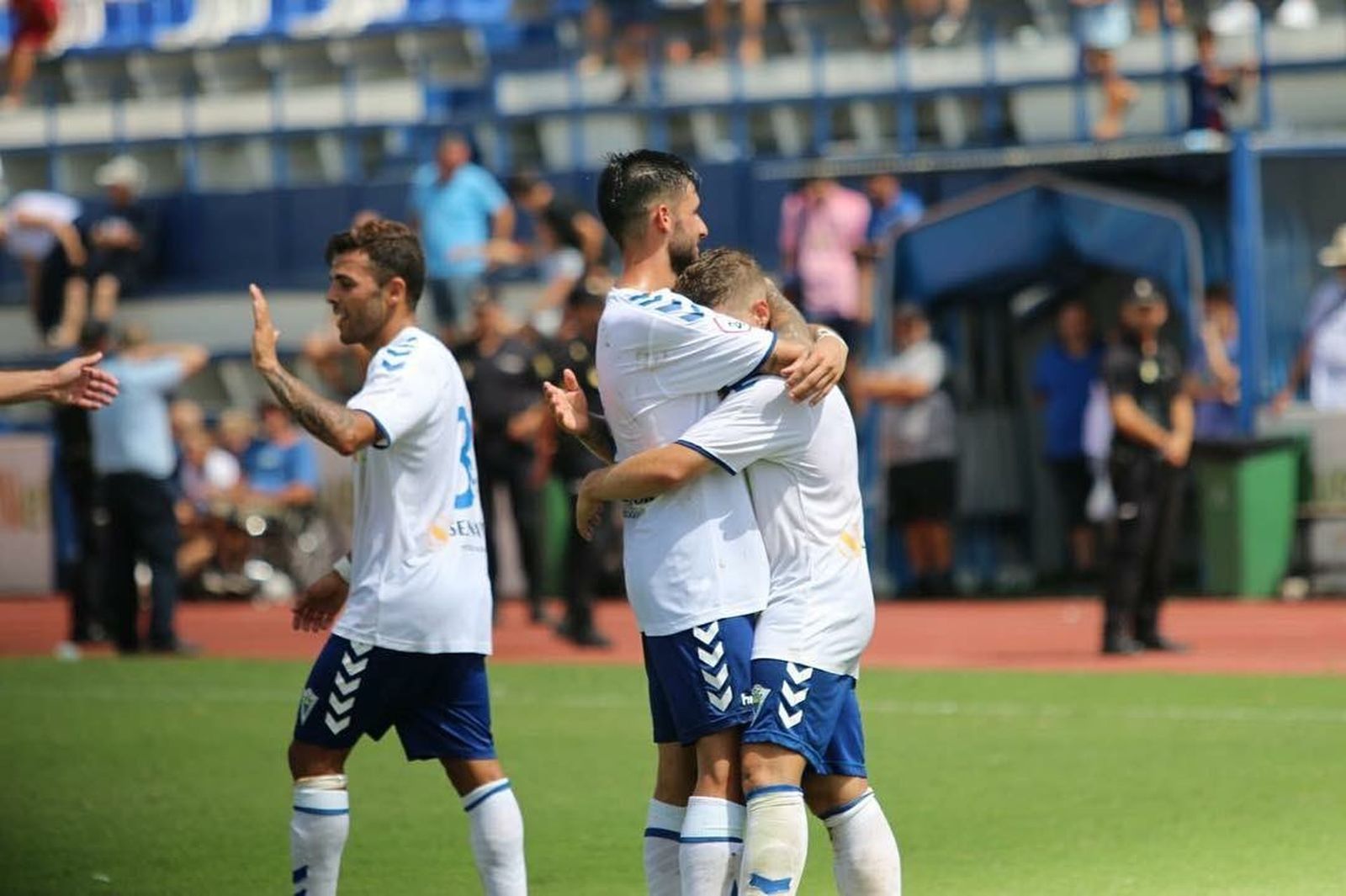 Los jugadores del Marbella celebran un gol.