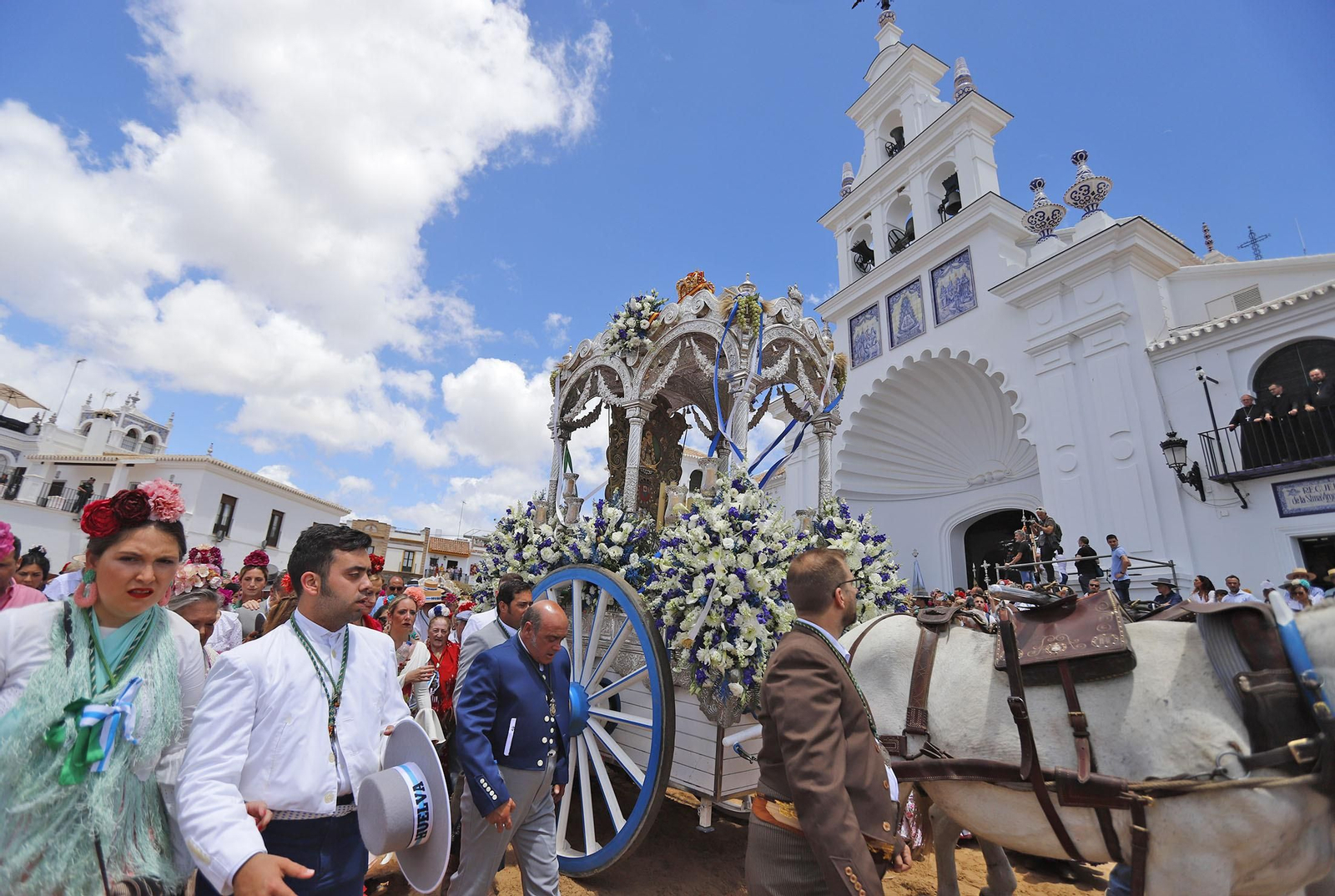 Presentación de la Hermandad de Huelva ante la Blanca Paloma
