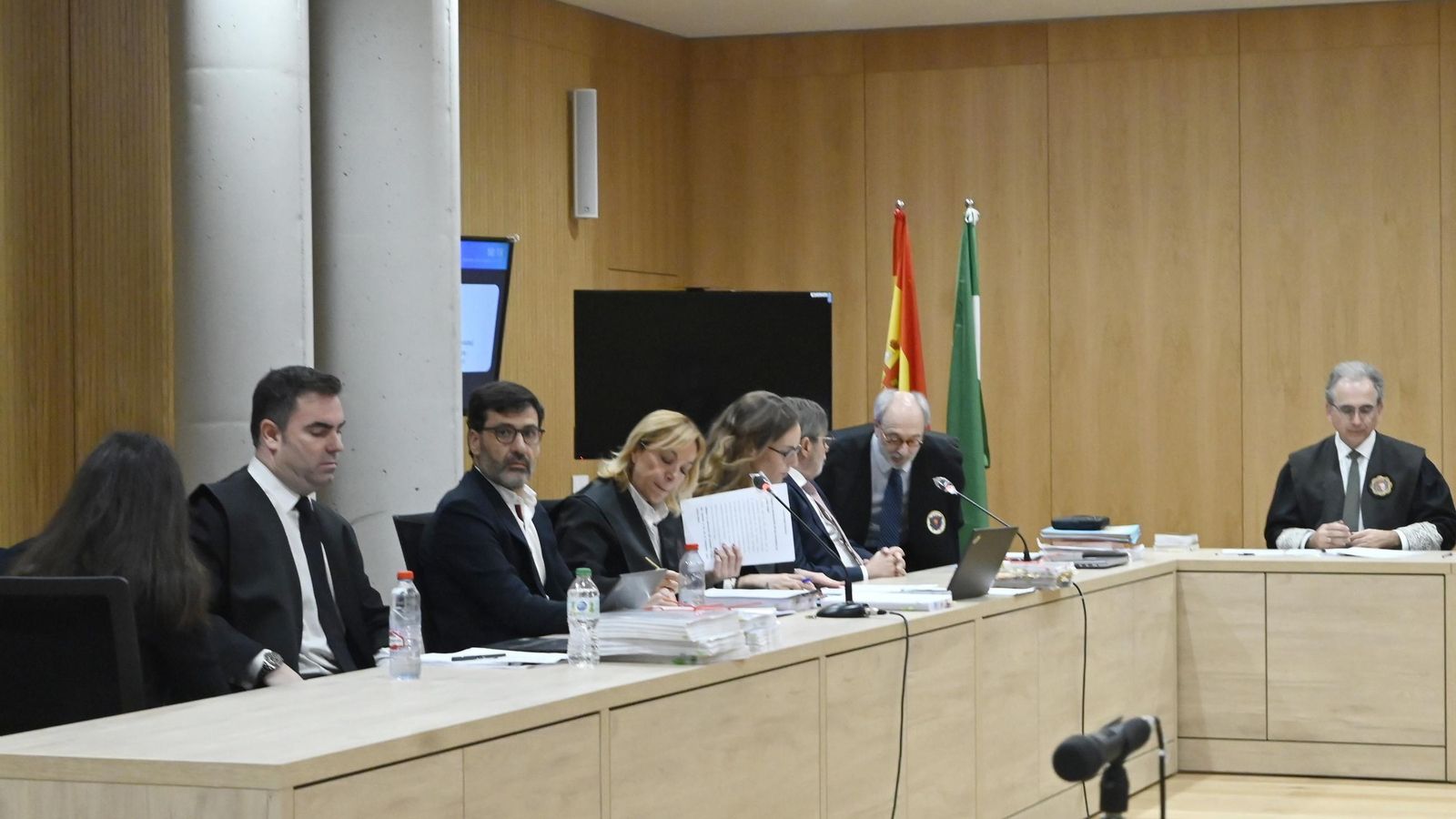 Los acusados, junto a sus abogados en la sala de vistas.