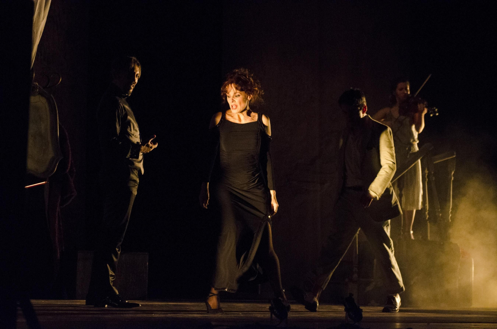 Silvia Marsó, en el centro, actúa durante la función de '24 horas en la vida de una mujer' en el Teatro Isabel la Católica.