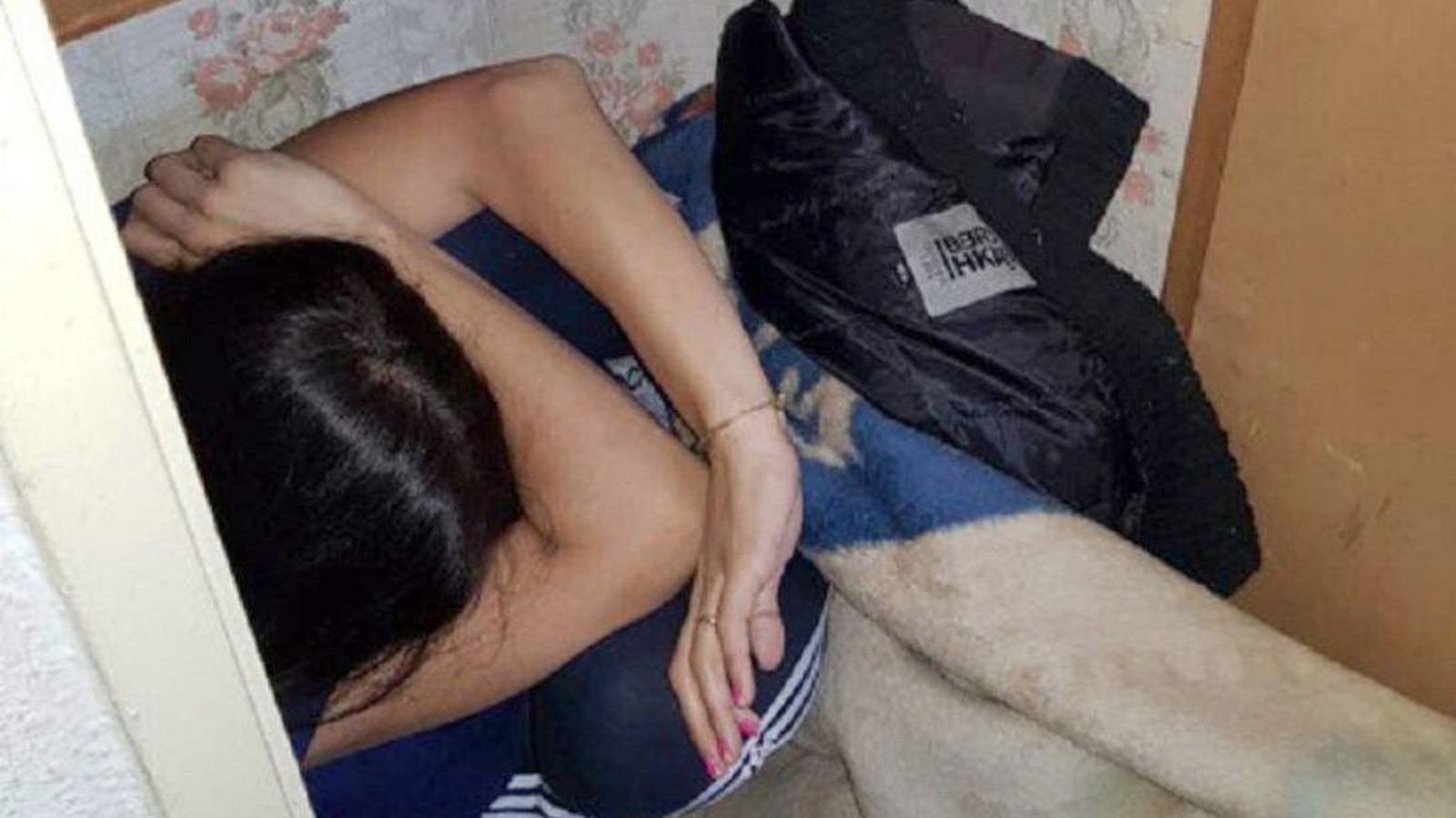 Una joven se esconde de su agresor en una imagen de archivo.