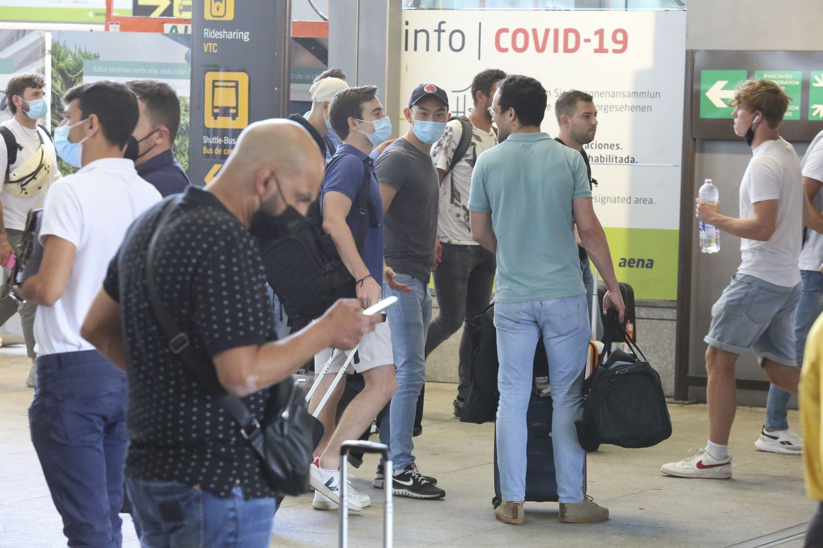 La llegada de los turistas al aeropuerto de Málaga, en fotos