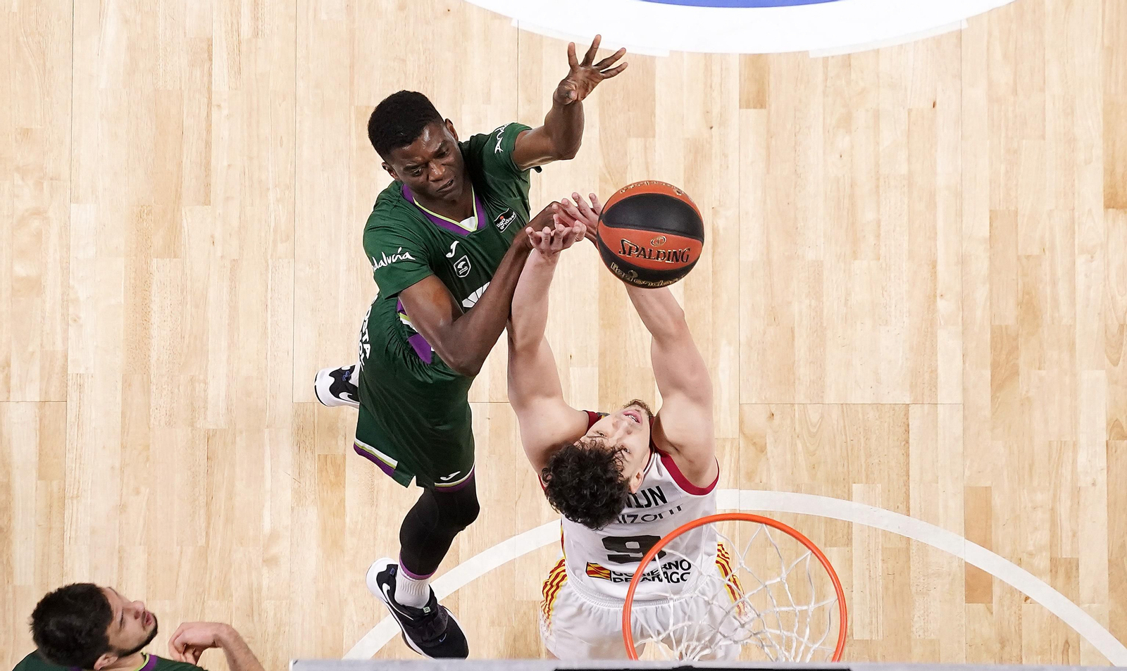 Yannick Nzosa lanza a canasta ante el Casademont Zaragoza.