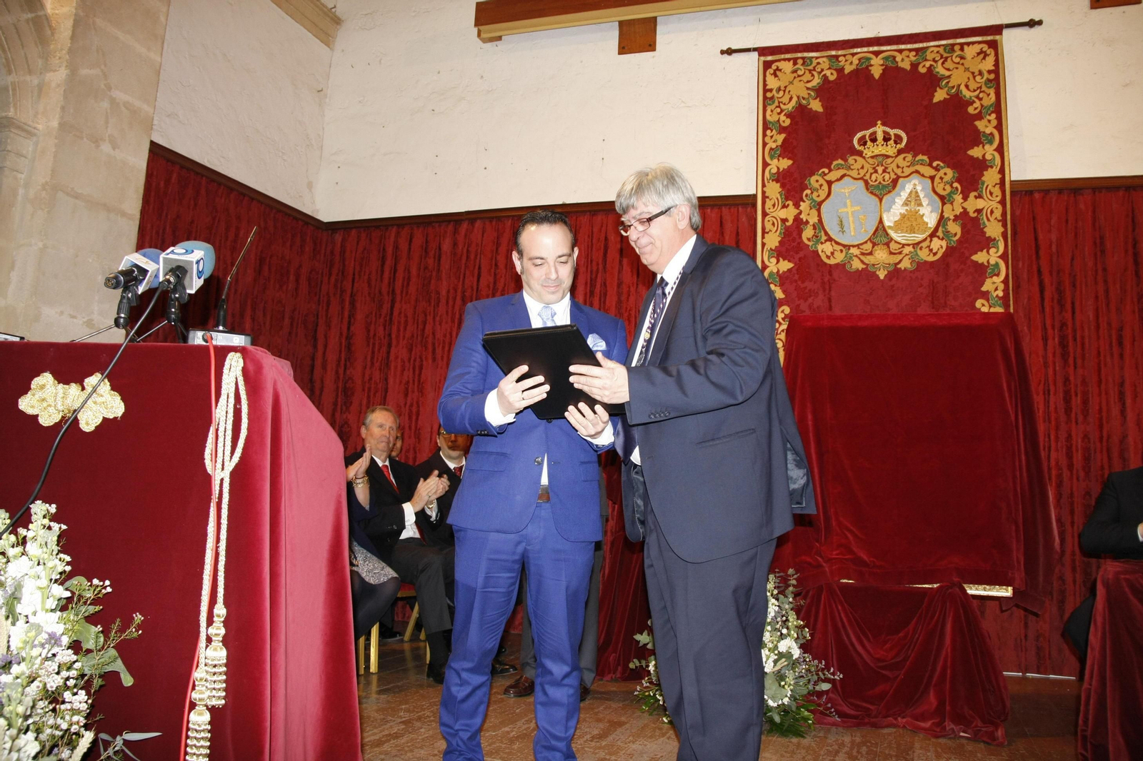 El presidente del Consejo Local de Hermandades, José Manuel Castilla, entrega las pre-tapas a Jesús Andrade. El presidente del Consejo Local de Hermandades, José Manuel Castilla, entrega las pre-tapas a Jesús Andrade.