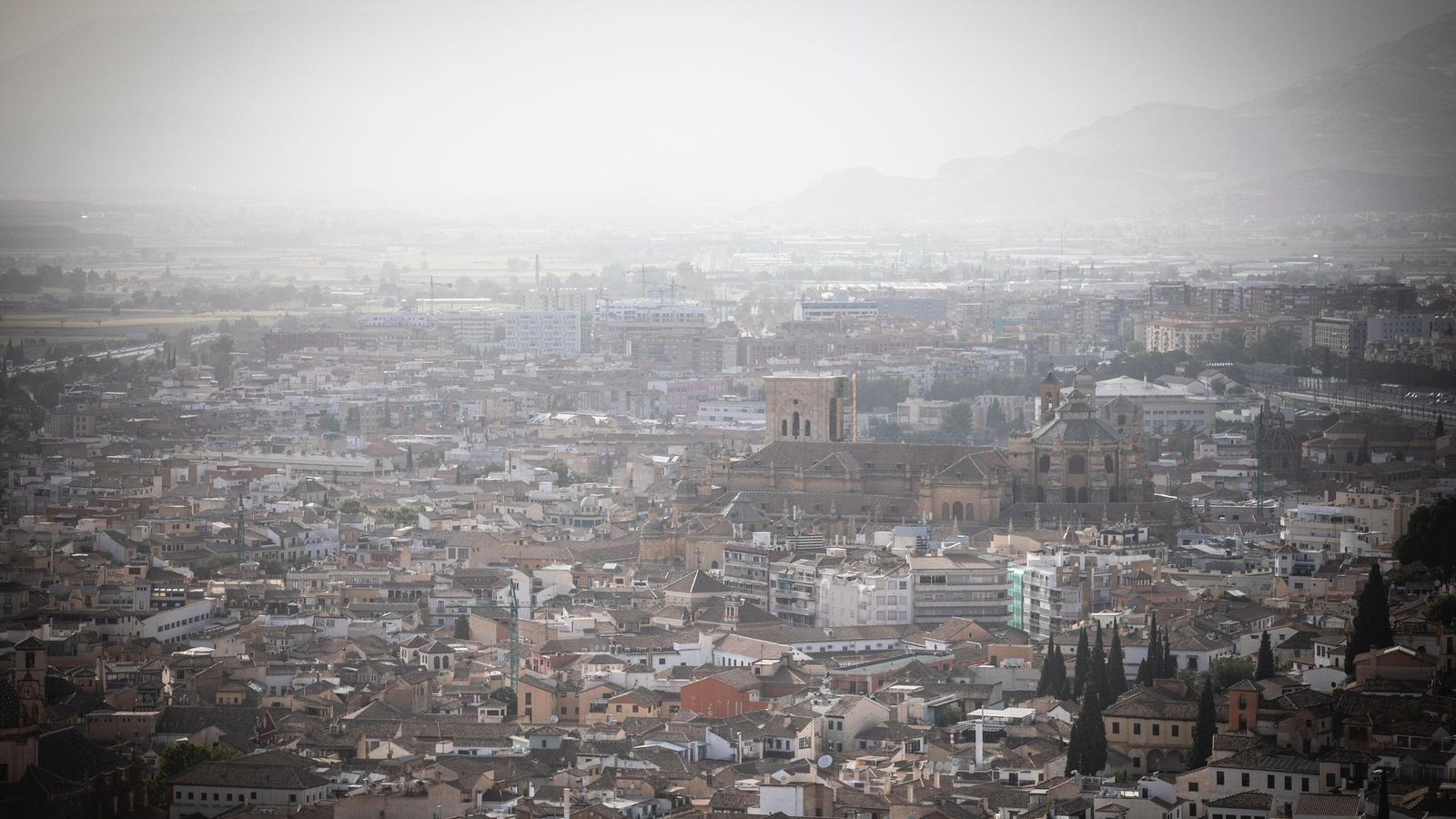 La calima envuelve la ciudad de Granada durante la alerta por tormentas
