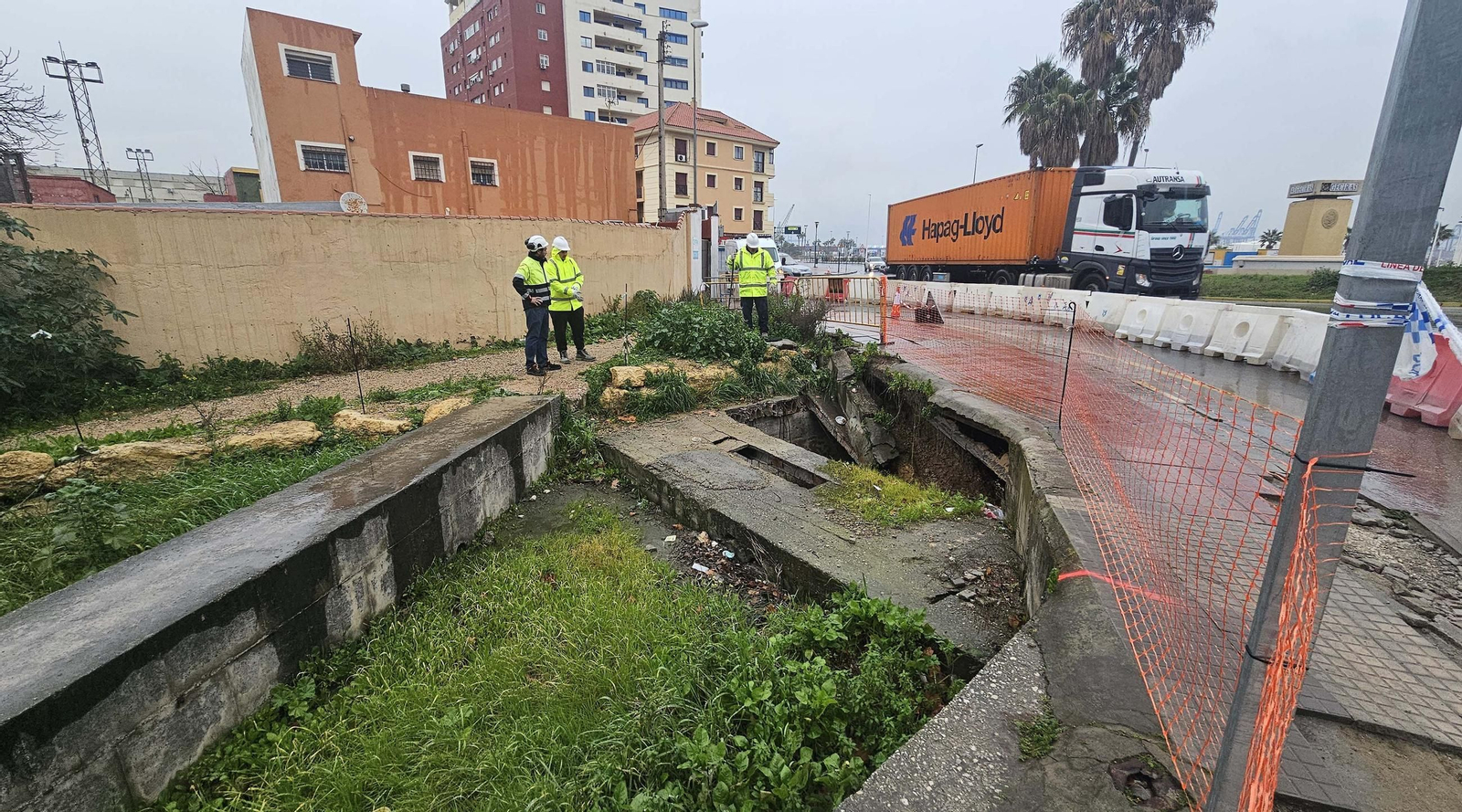 La rotonda del Varadero de Algeciras tras el hundimiento de una plancha de cubría el arroyo del Saladillo, en imágenes