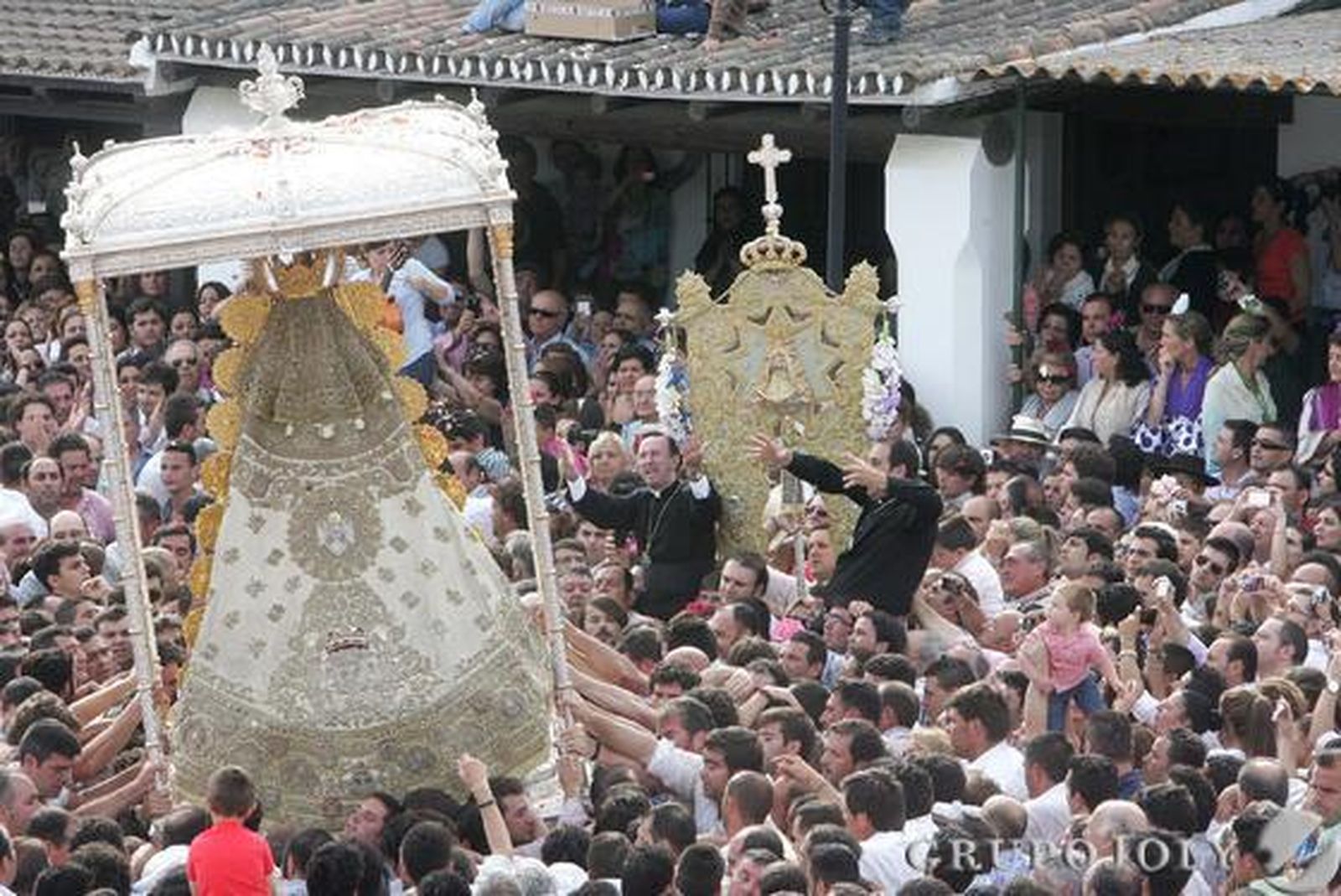 Desde la casa de hermandad hasta la de Dos Hermanas el paso cayó al suelo al menos diez veces

Foto: Pascual