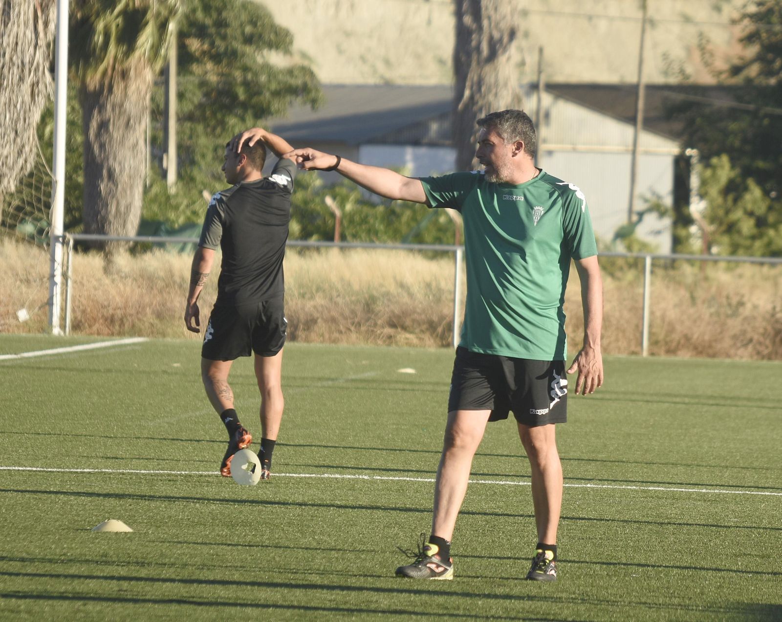 Juan Marrero da instrucciones a sus jugadores durante un entrenamiento.