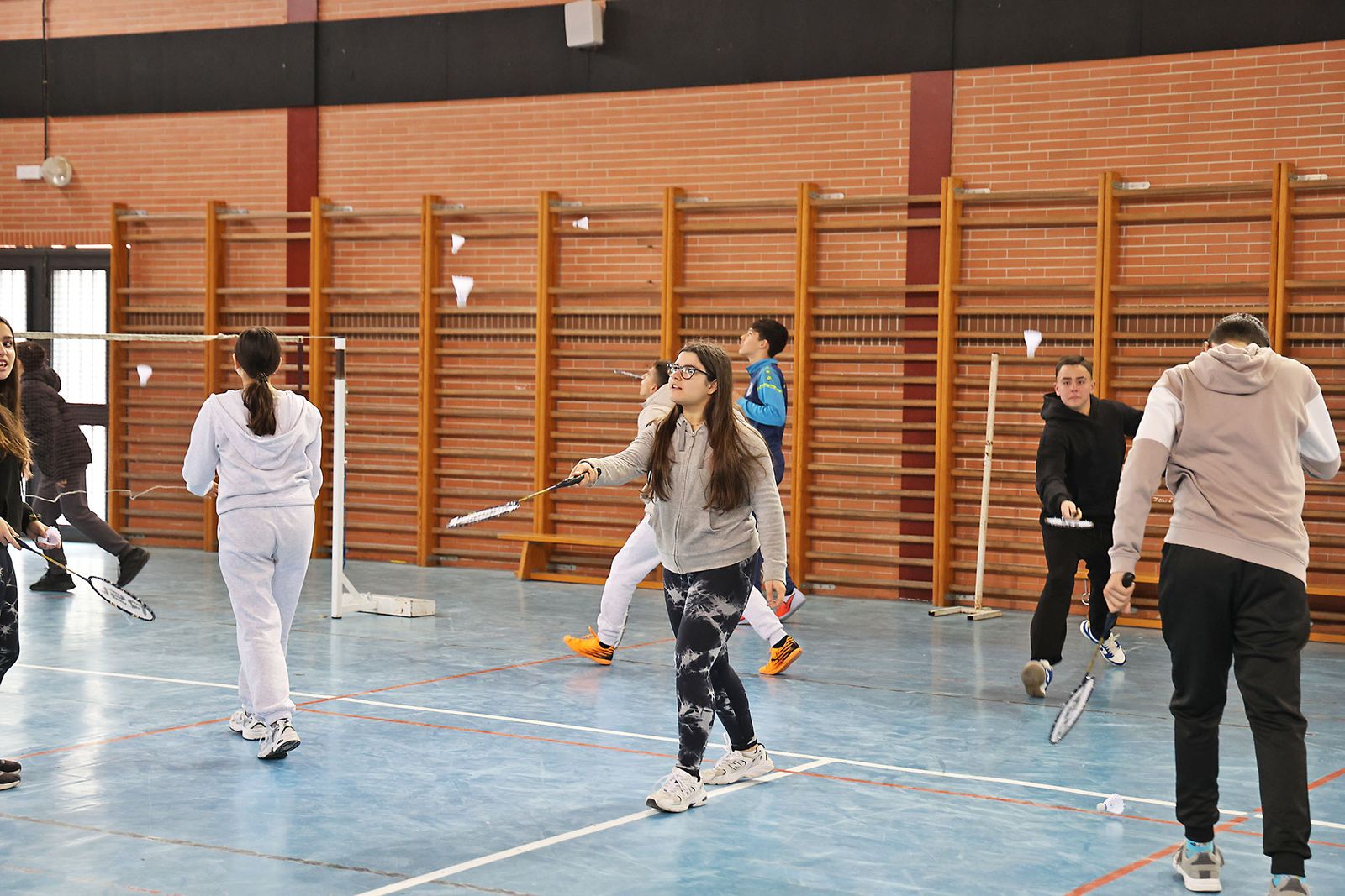 Exhibición práctica con alumnos y alumnas para promocionar el Campeonato de Europa de Bádminton en Huelva