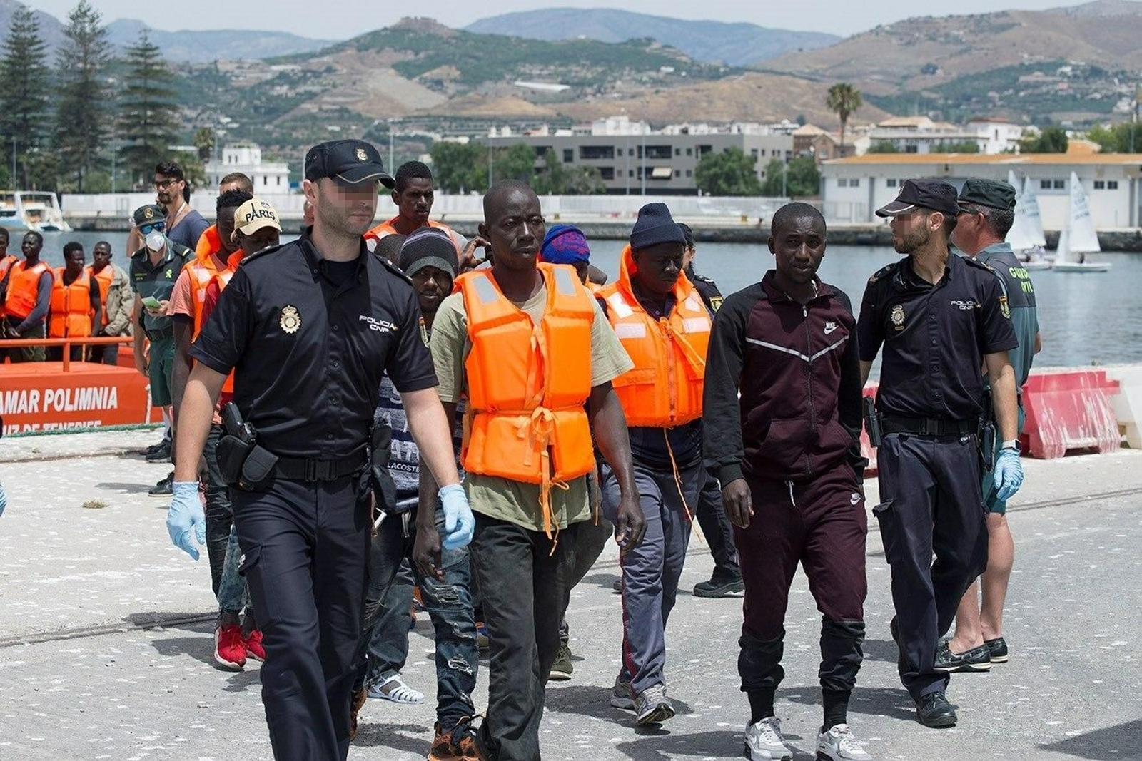 Policías nacionales durante labores de recepción de inmigrantes el pasado verano en Motril.