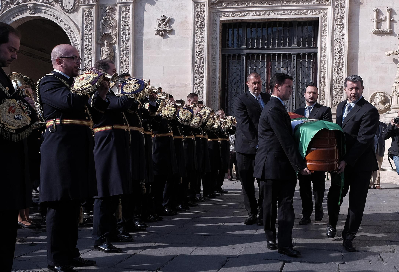 Multitudinario adiós a Salvador Távora en Sevilla