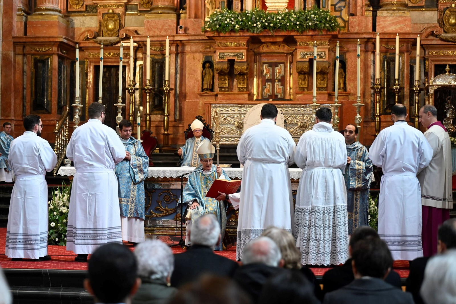 La ordenación de cinco nuevos diáconos en la Catedral de Córdoba, en imágenes