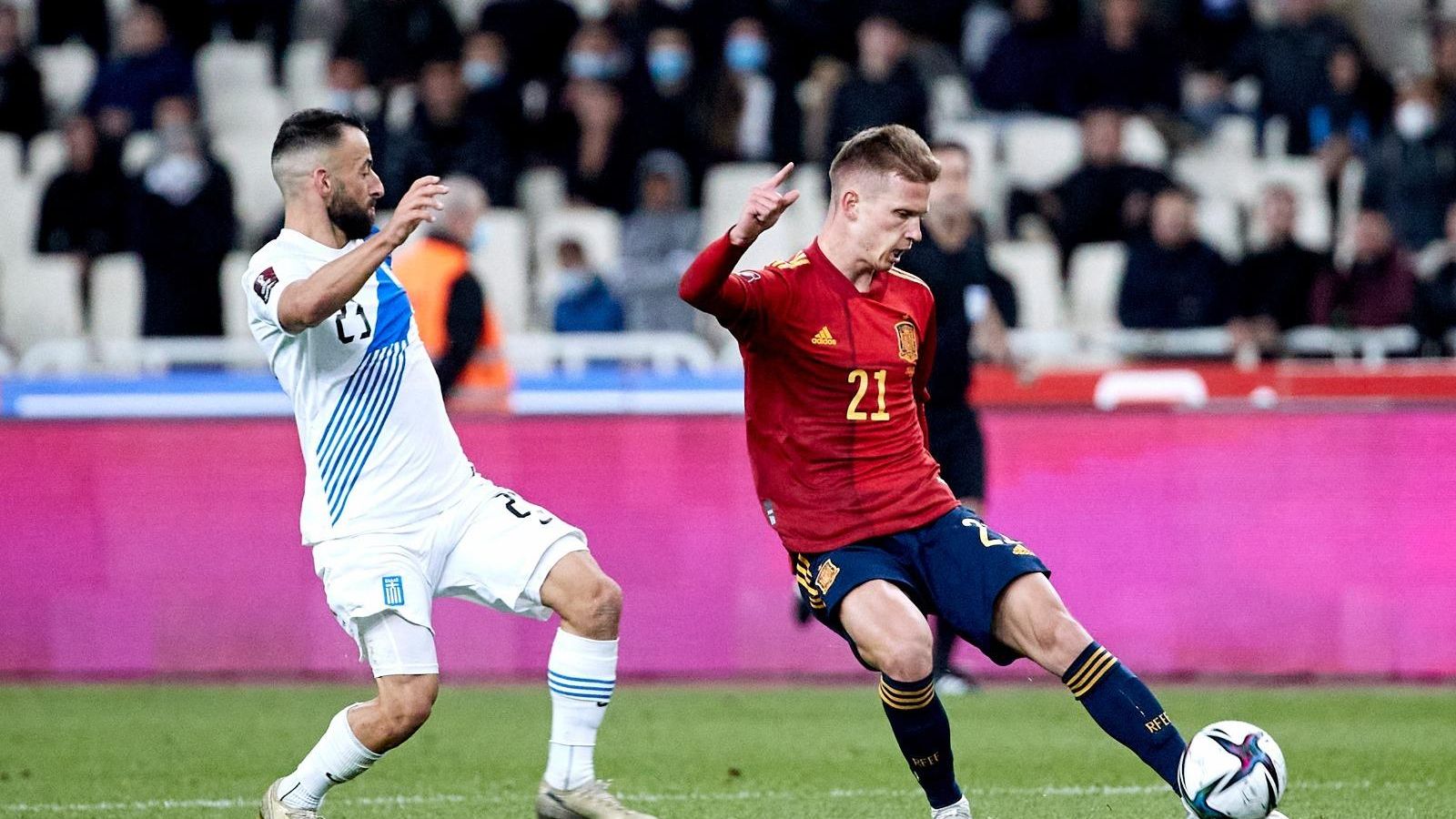 Dani Olmo centra presionado por Siopis.