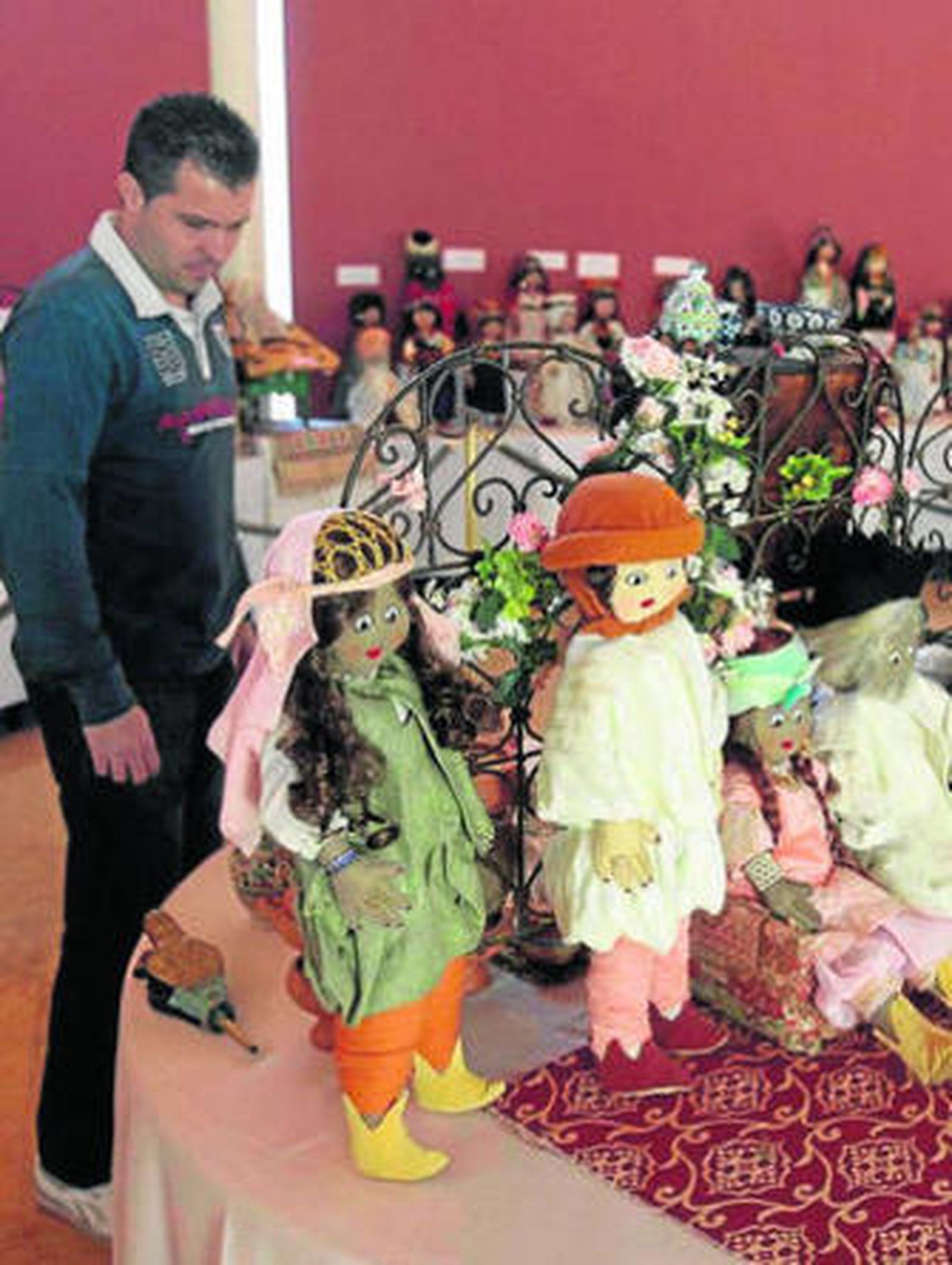 La muestra reúne un centenar de piezas de 50 a 60 centímetros.