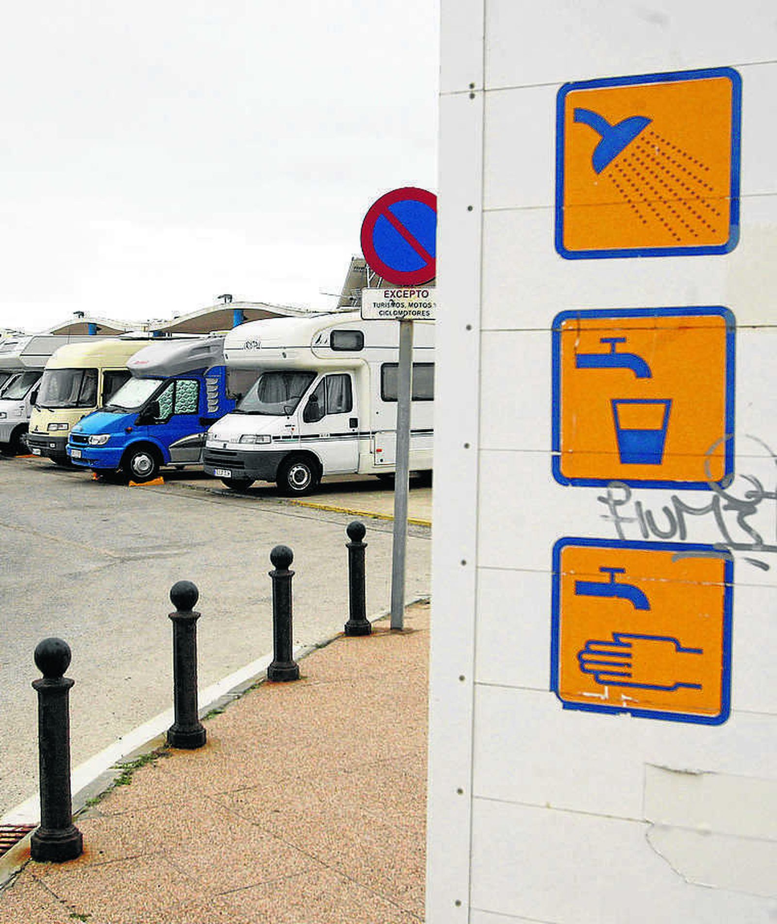 Aparcamiento en la playa de Cortadura.